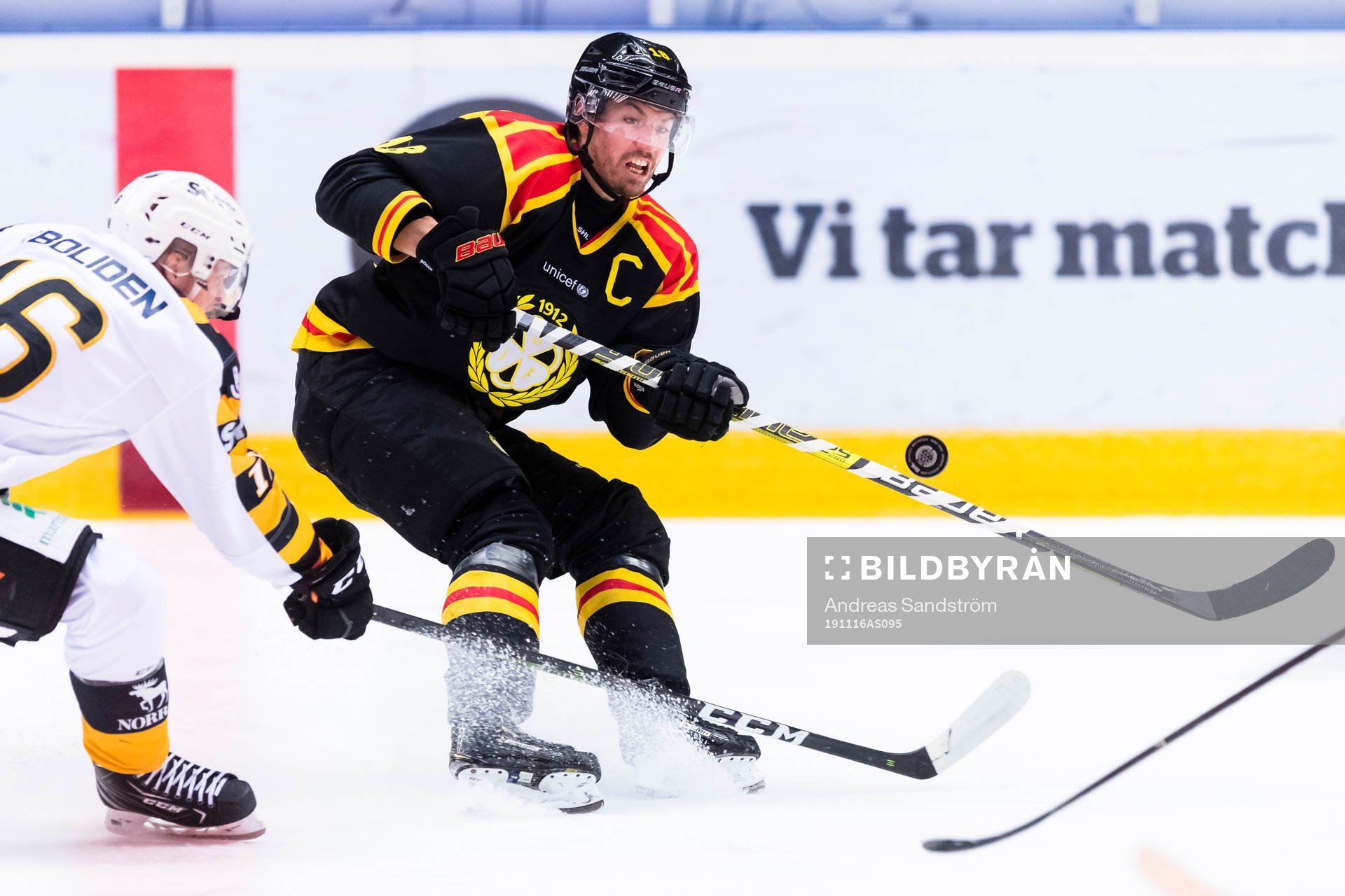 Skellefteås Linus Lindströmi kamp om pucken med Brynäs