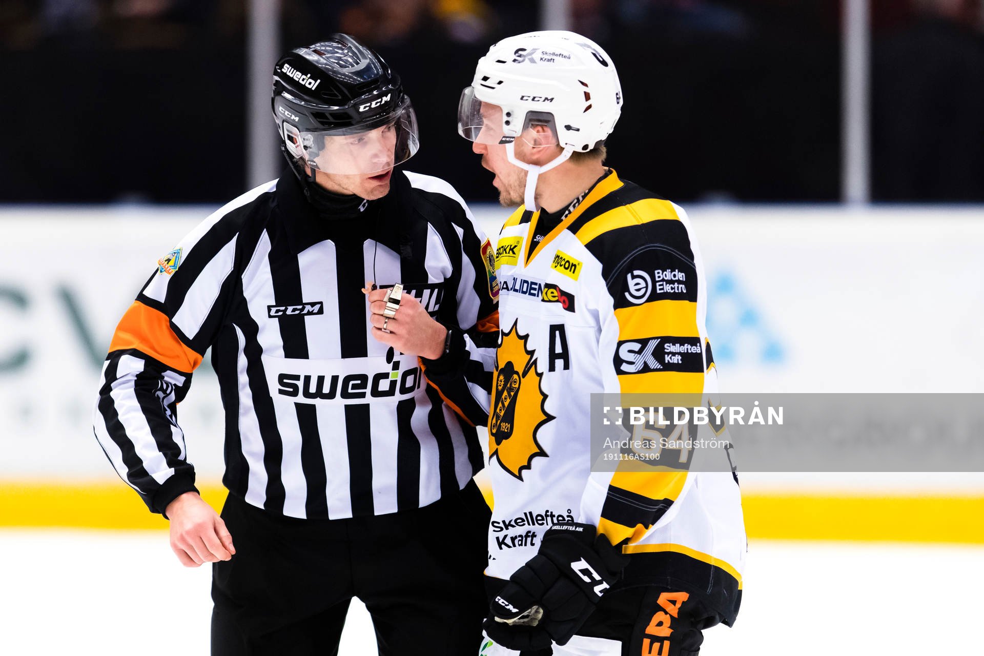 Skellefteås Jonathan Pudas  diskuterar med Domare Mikael