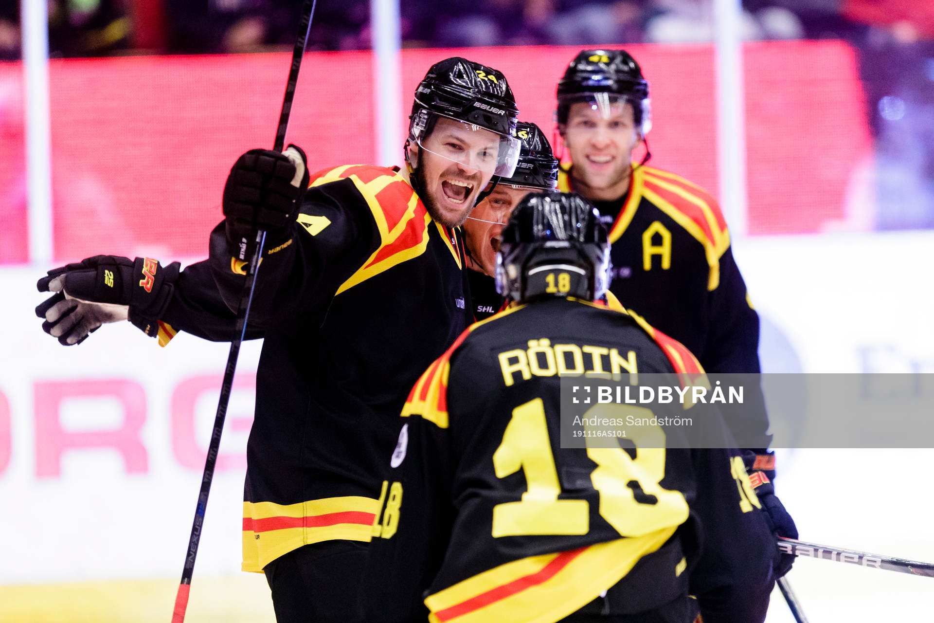 Brynäs Emil Molin (v) jublar