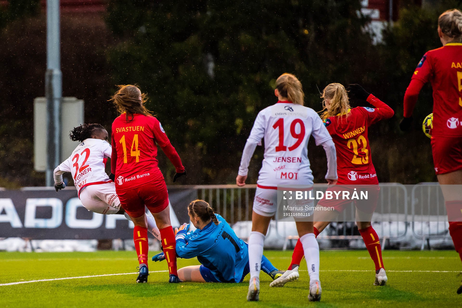 Kennya Kinda Esther Cordner of Sandviken scores the 2-1 goal
