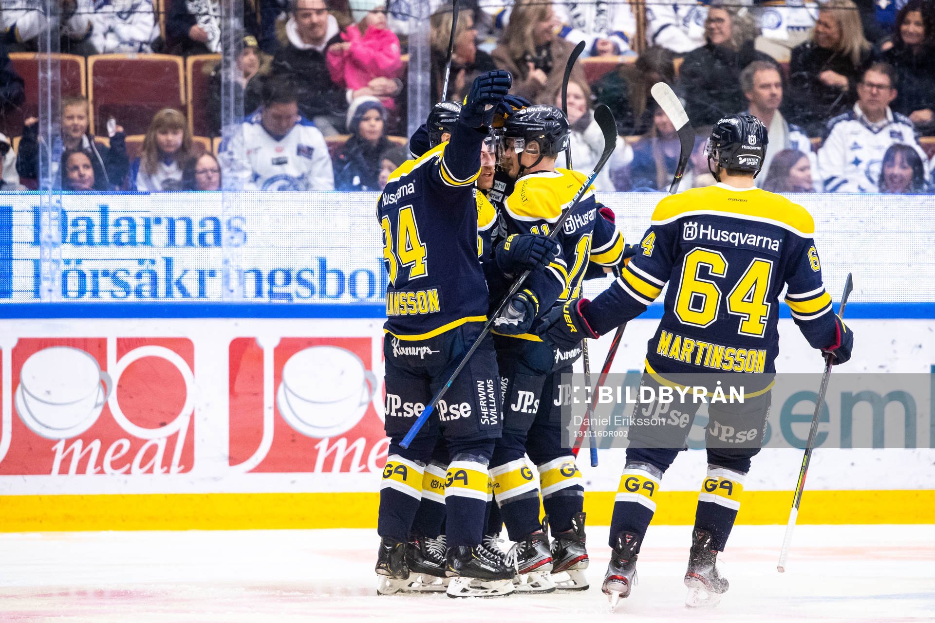 s Martin Thörnberg jublar med lagkamrater