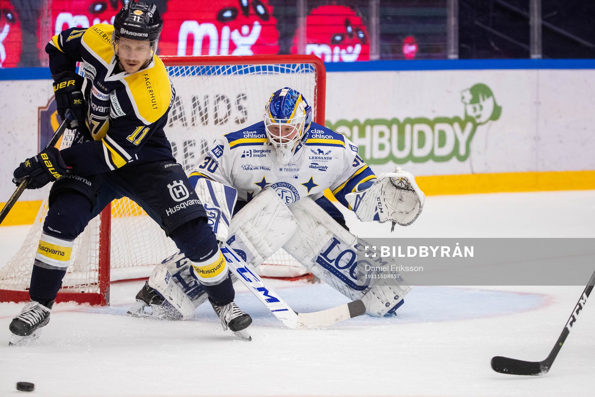 s Simon Önerud och Leksands målvakt Janne Juvonen