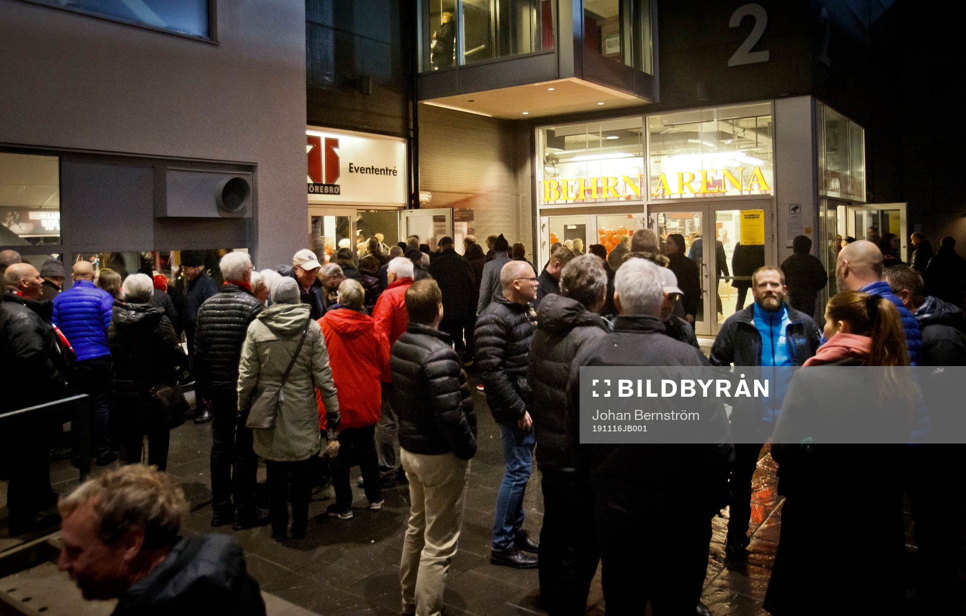 Kö utanför entrén till Behrn Arena