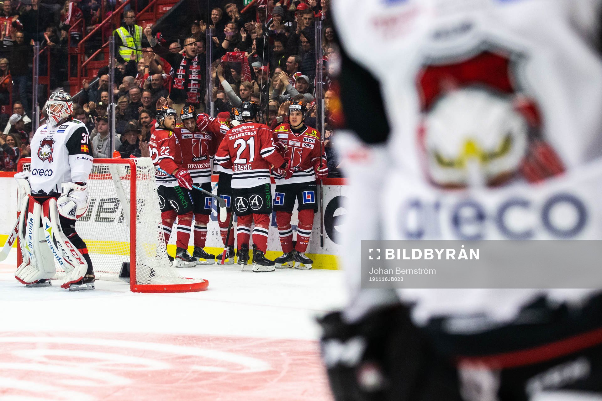 Örebros Shane Harper jublar med lagkamrater