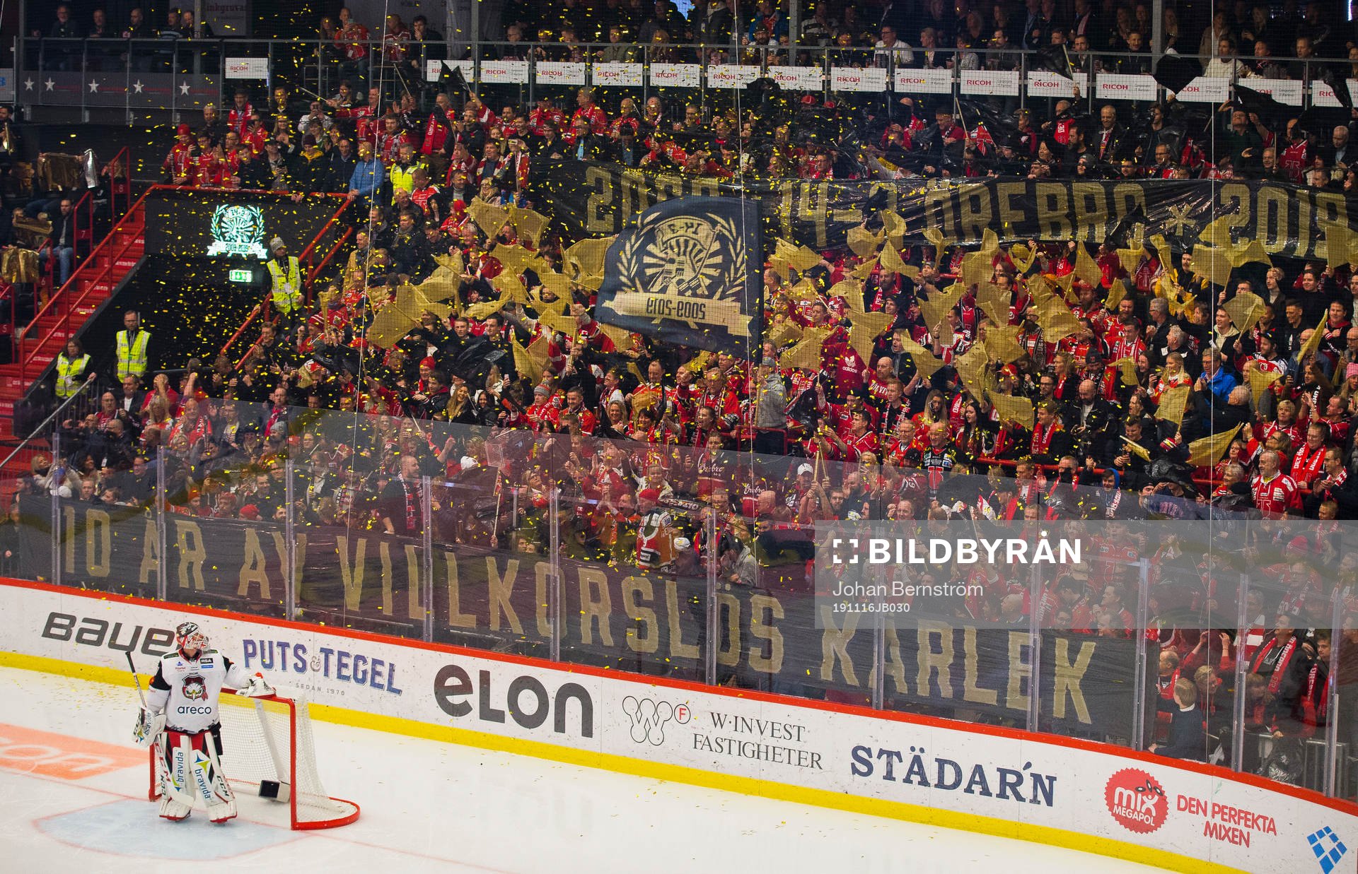 Tifo av Örebro supportrar