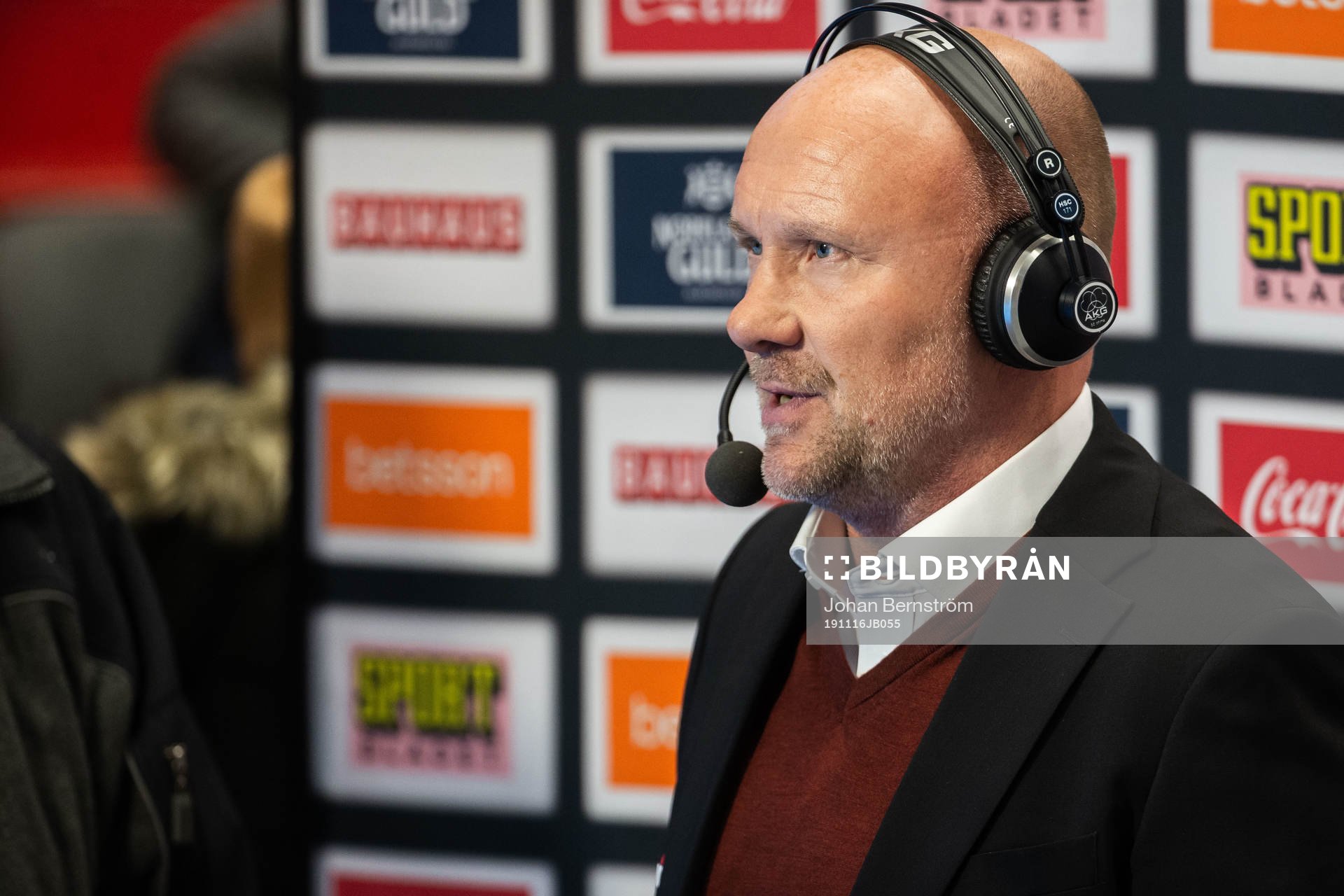 Malmö Redhawks tränare Peter Andersson blir intervjuad