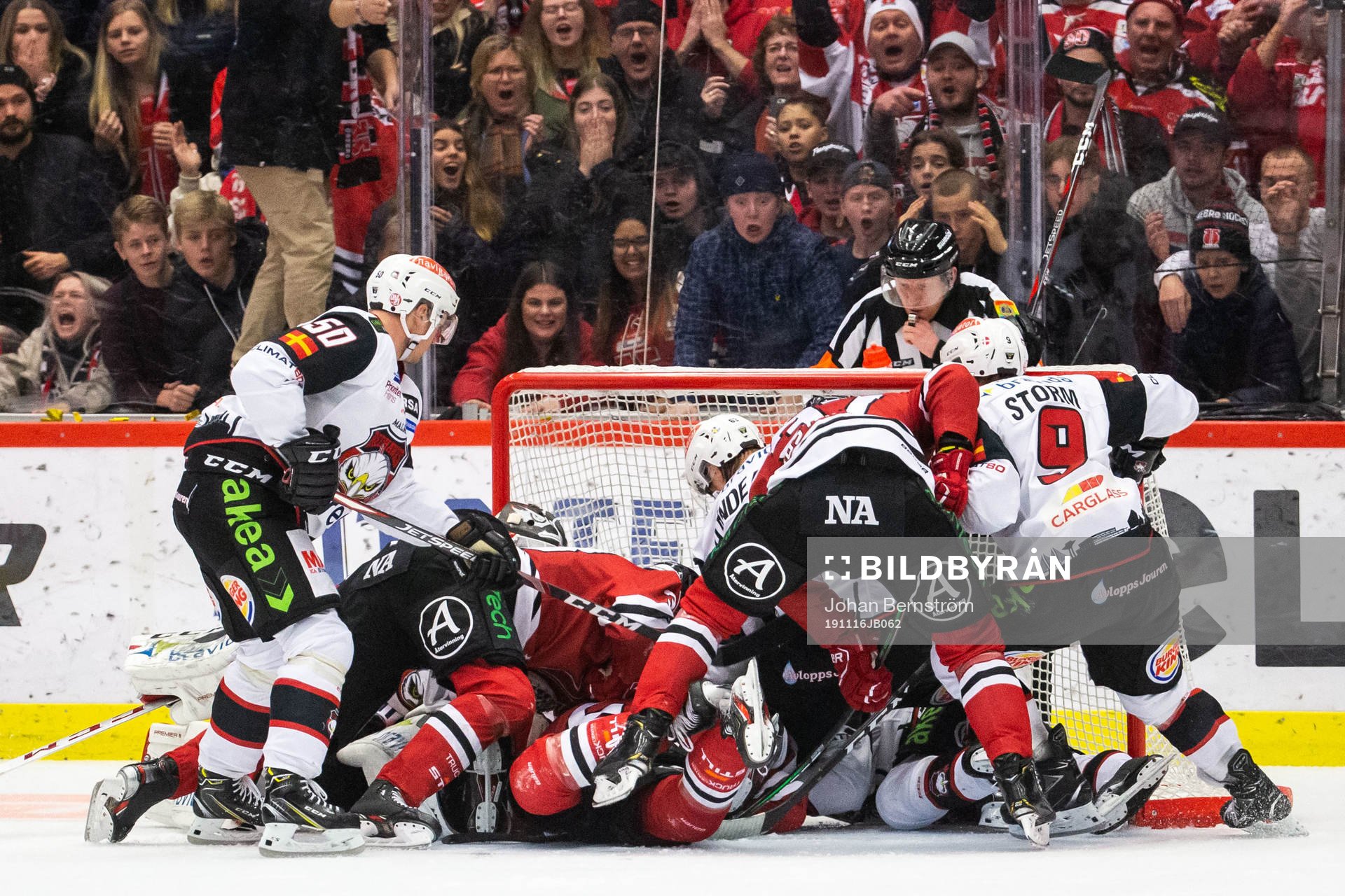 Kamp framför Malmö Redhawks målvakt Lars Volden