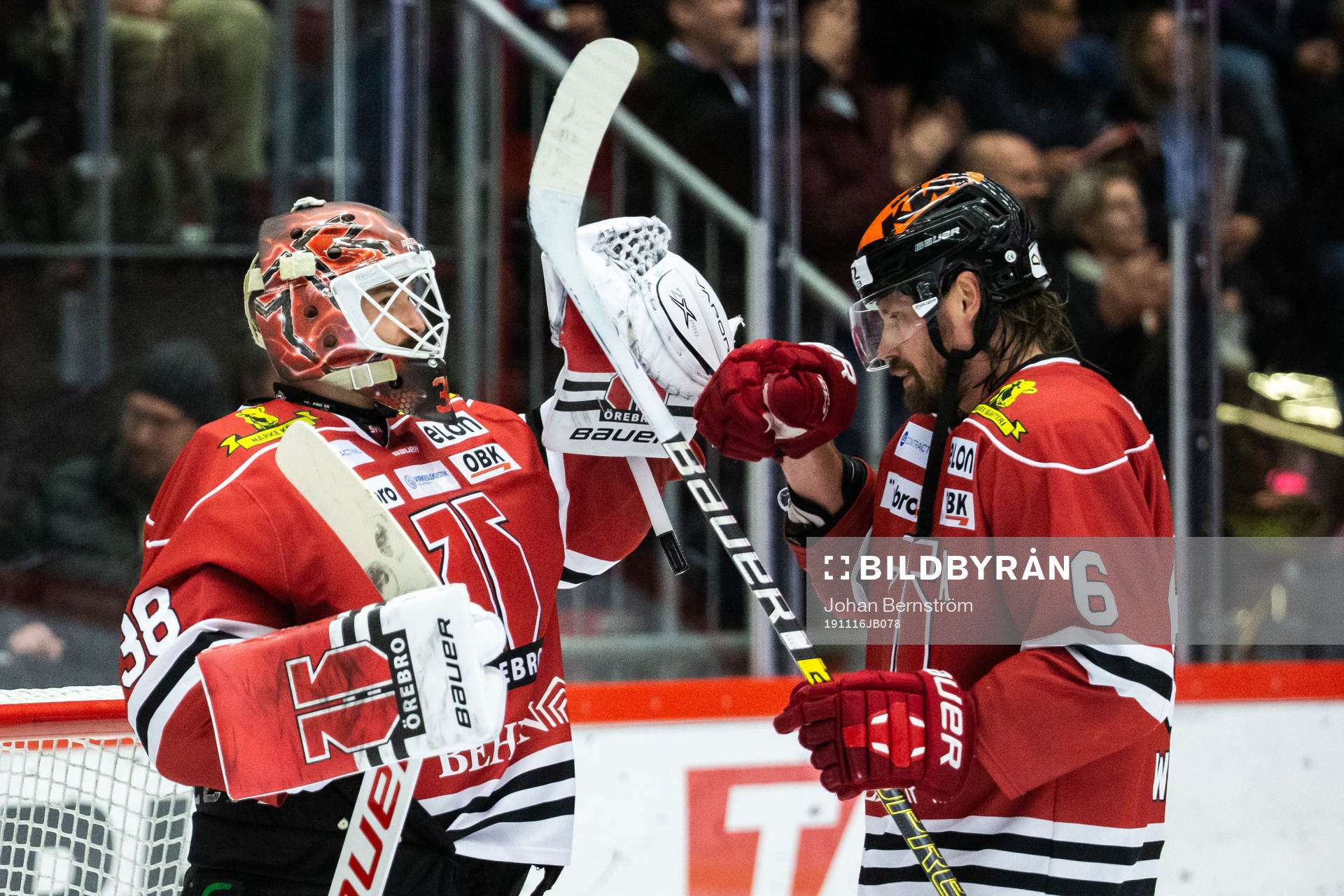 Örebros målvakt Dominik Furch och Stefan Warg jublar