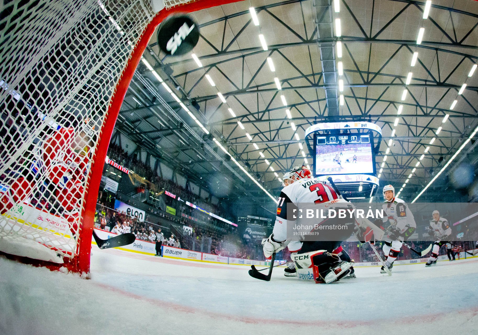Örebros Shane Harper gör 2-0 på Malmö Redhawks målvakt