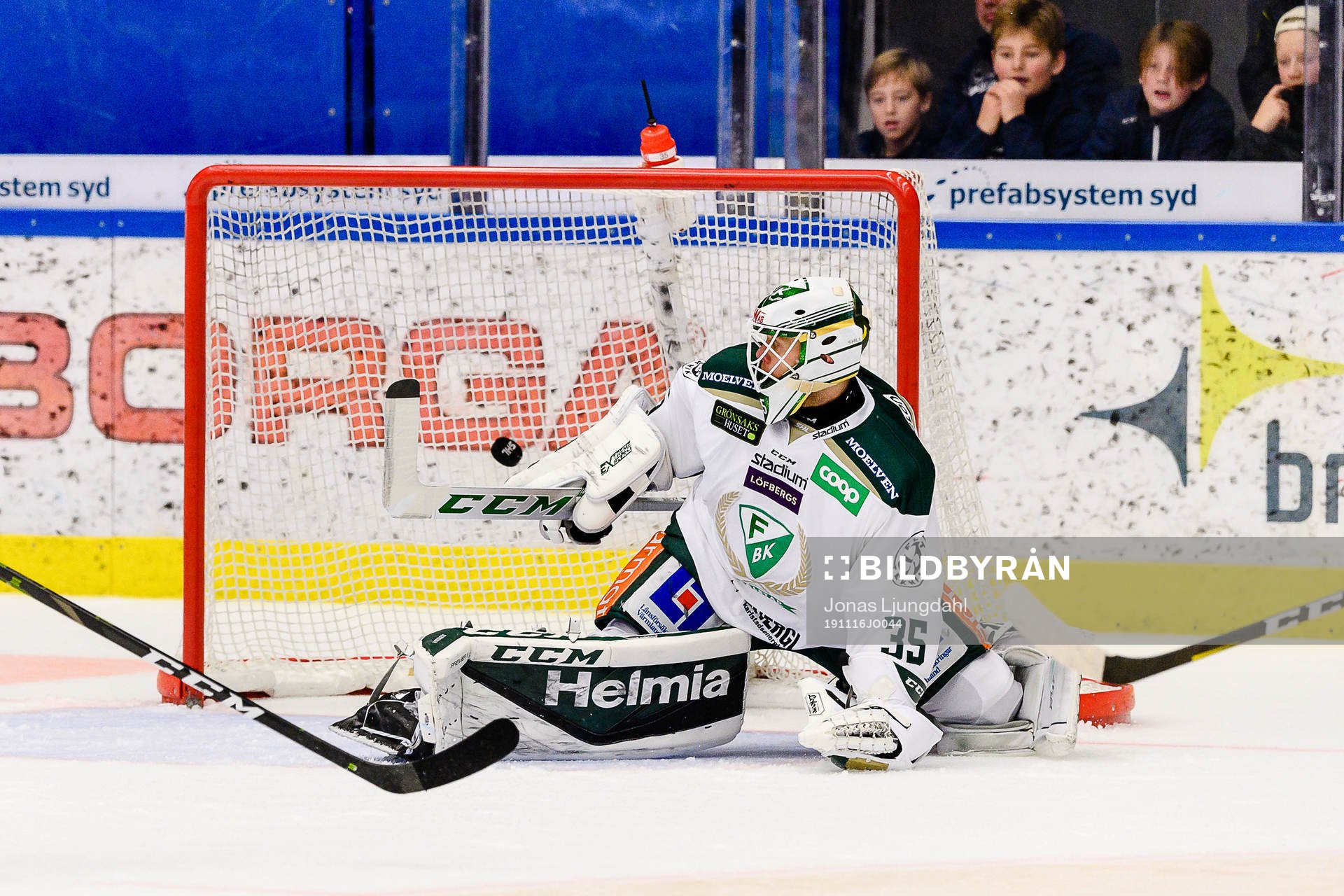 Växjös Miika Koivisto (ej i bild) gör mål 3-2 bakom