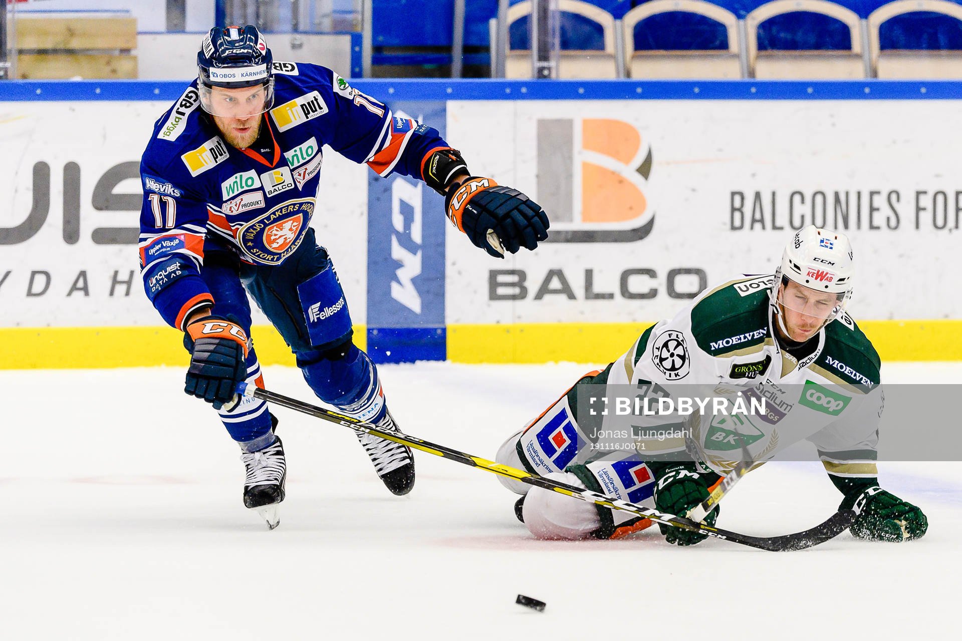 Färjestads Per Åslund faller
