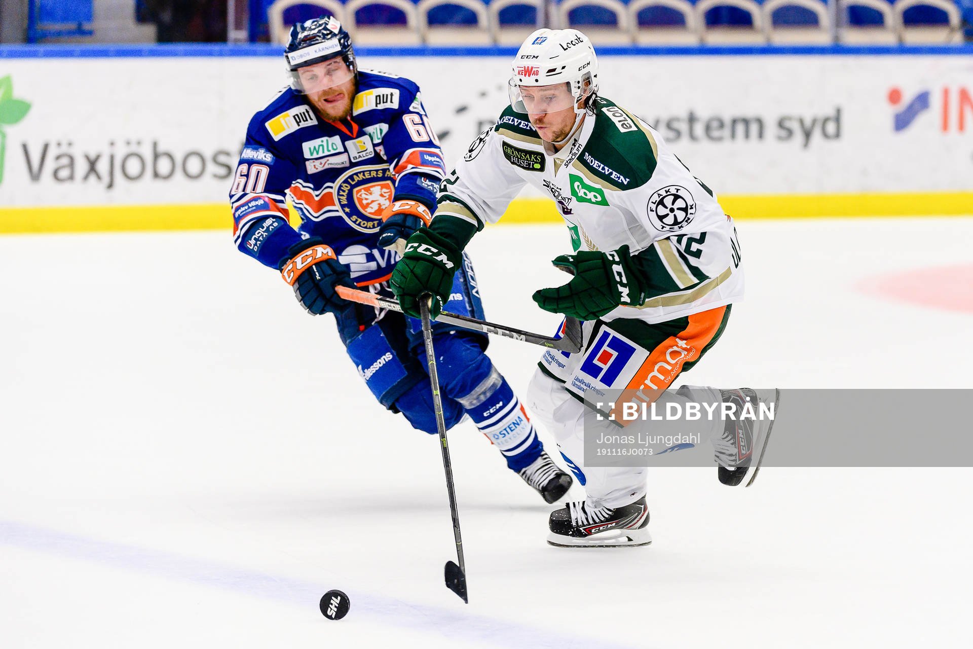Färjestads Jesper Olofsson jagas av Växjös Erik Josefsson