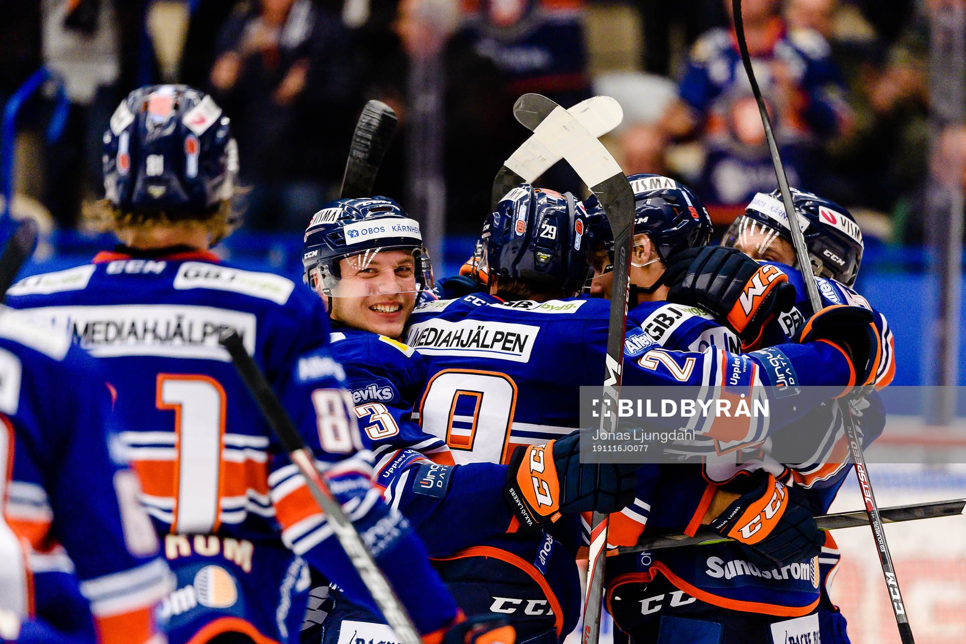 Växjös Oliver Bohm jublar med övriga spelare