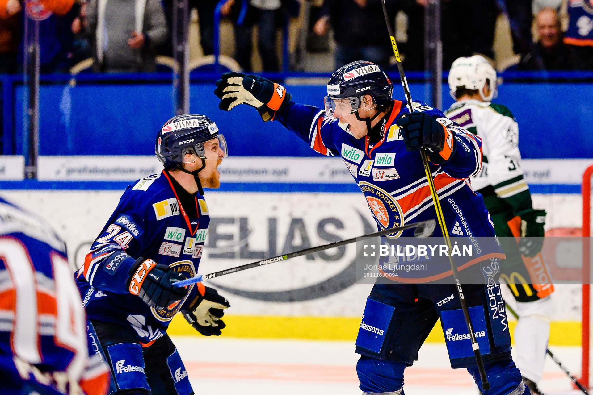 Växjös Brendan Shinnimin och Miika Koivisto jublar
