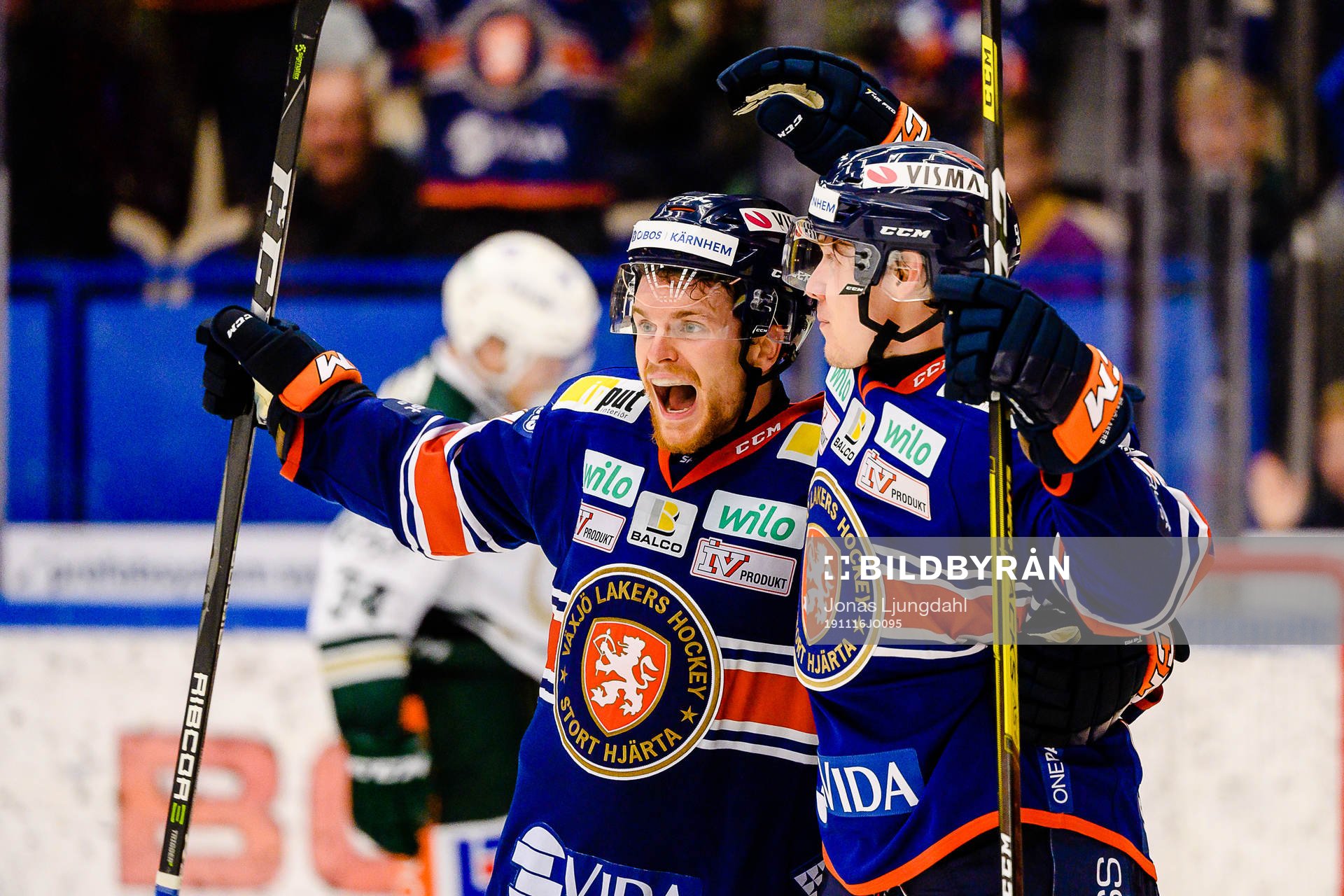 Växjös Brendan Shinnimin och Miika Koivisto jublar