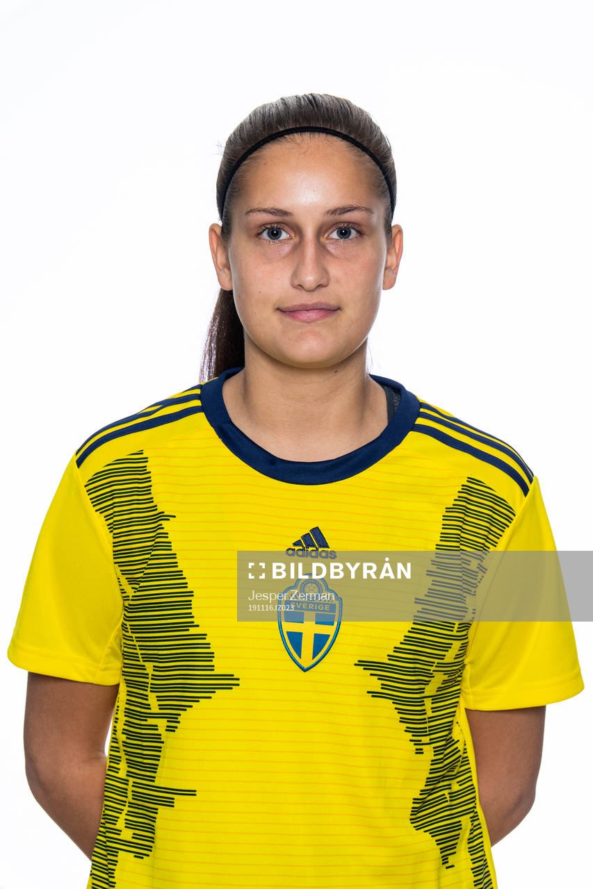 Elin Becker i F15-landslaget poserar för porträtt den 16 november 2019 i Stockholm.