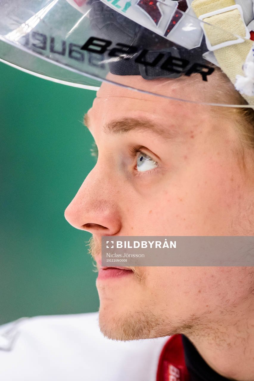 Frölundas målvakt Johan Mattsson innan  ishockeymatchen i