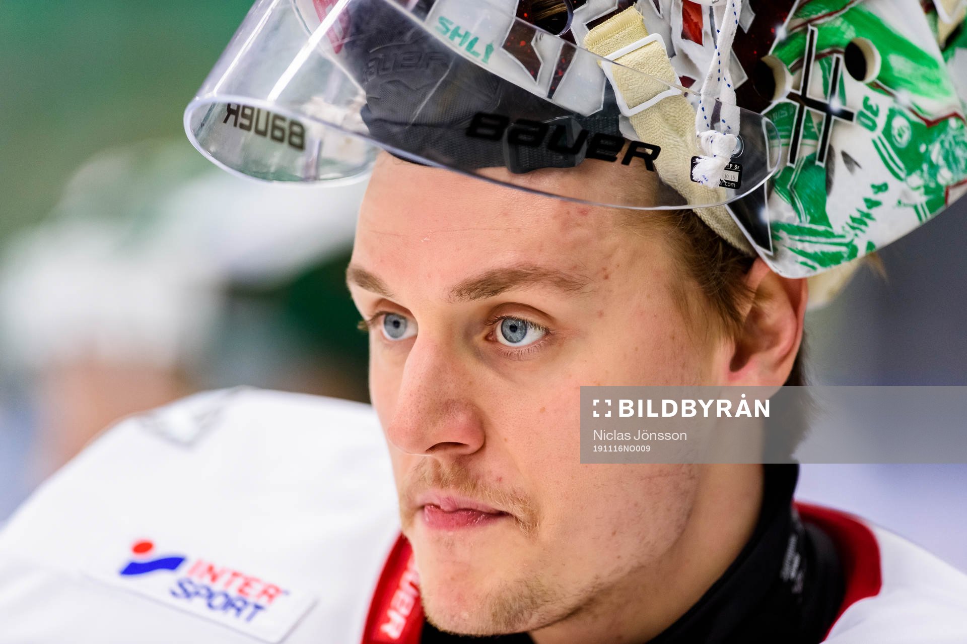 Frölundas målvakt Johan Mattsson innan  ishockeymatchen i