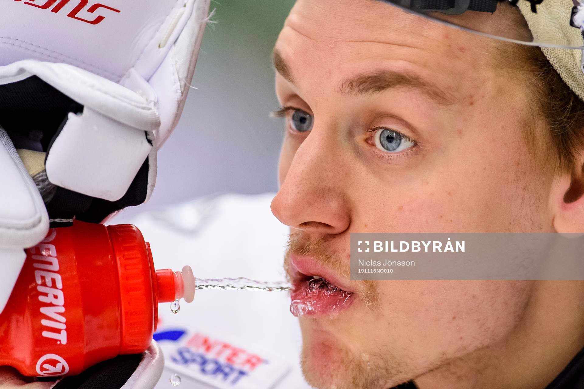 Frölundas målvakt Johan Mattsson innan  ishockeymatchen i