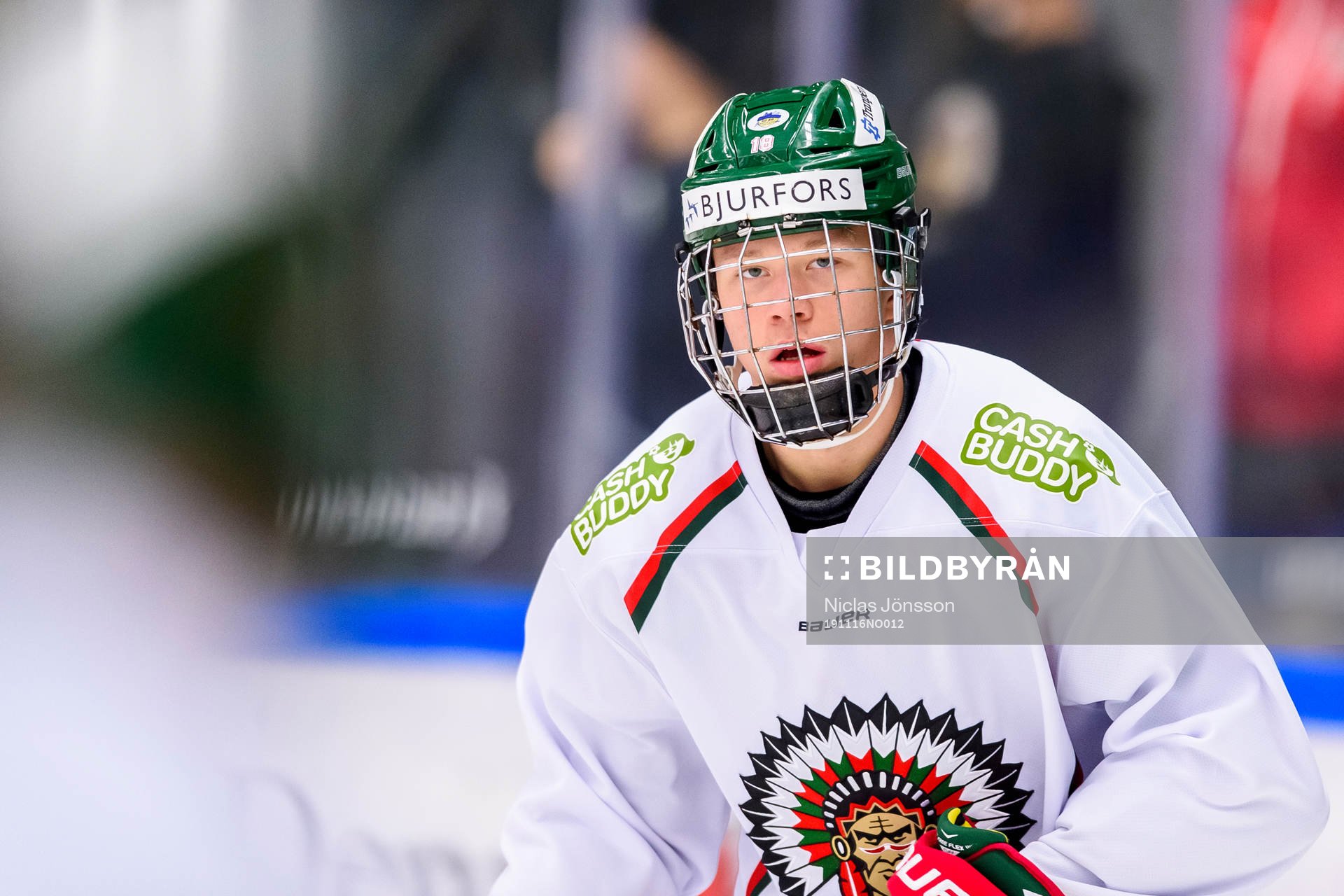 Frölundas Lucas Raymond innan ishockeymatchen i SHL mellan