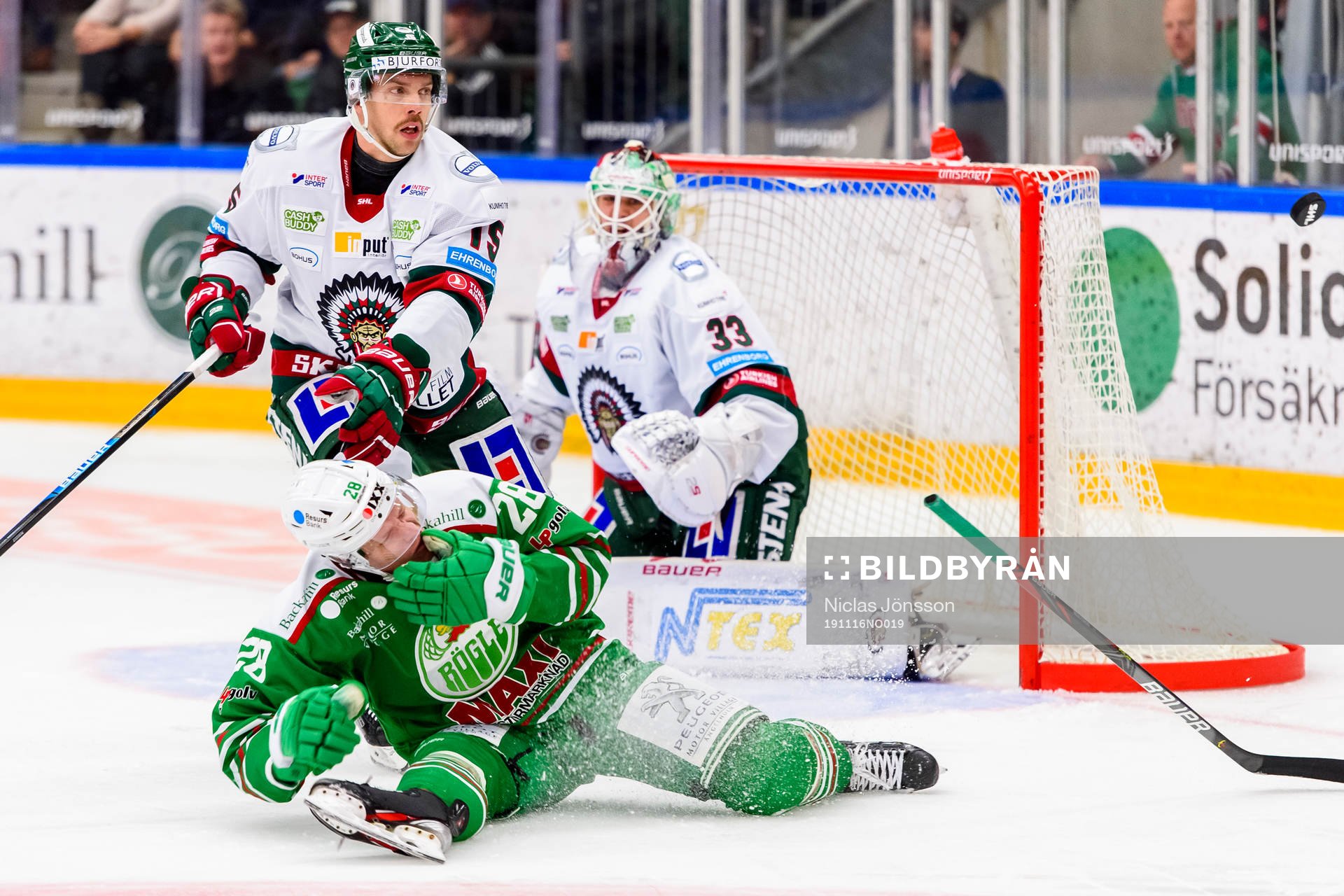 Rögles Anton Bengtsson  får pucken i ansiktet och har ont