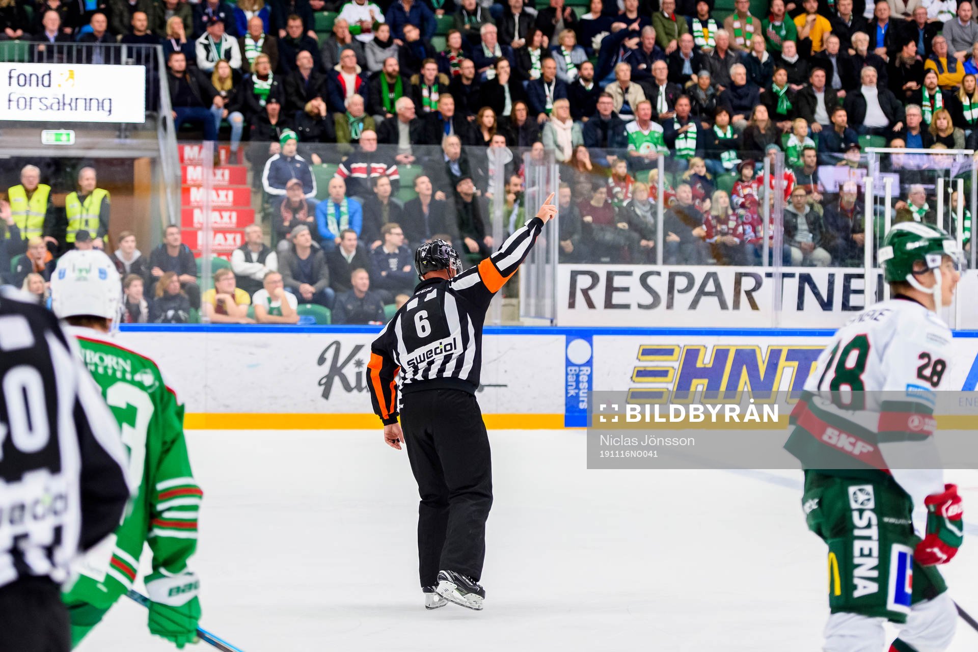 Domare Sören Persson pekar mot jumbotronen