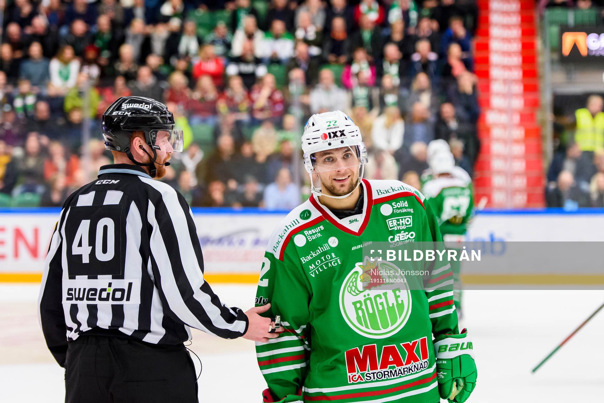 Rögles Daniel Zaar i samspråk med Linjedomare Anders
