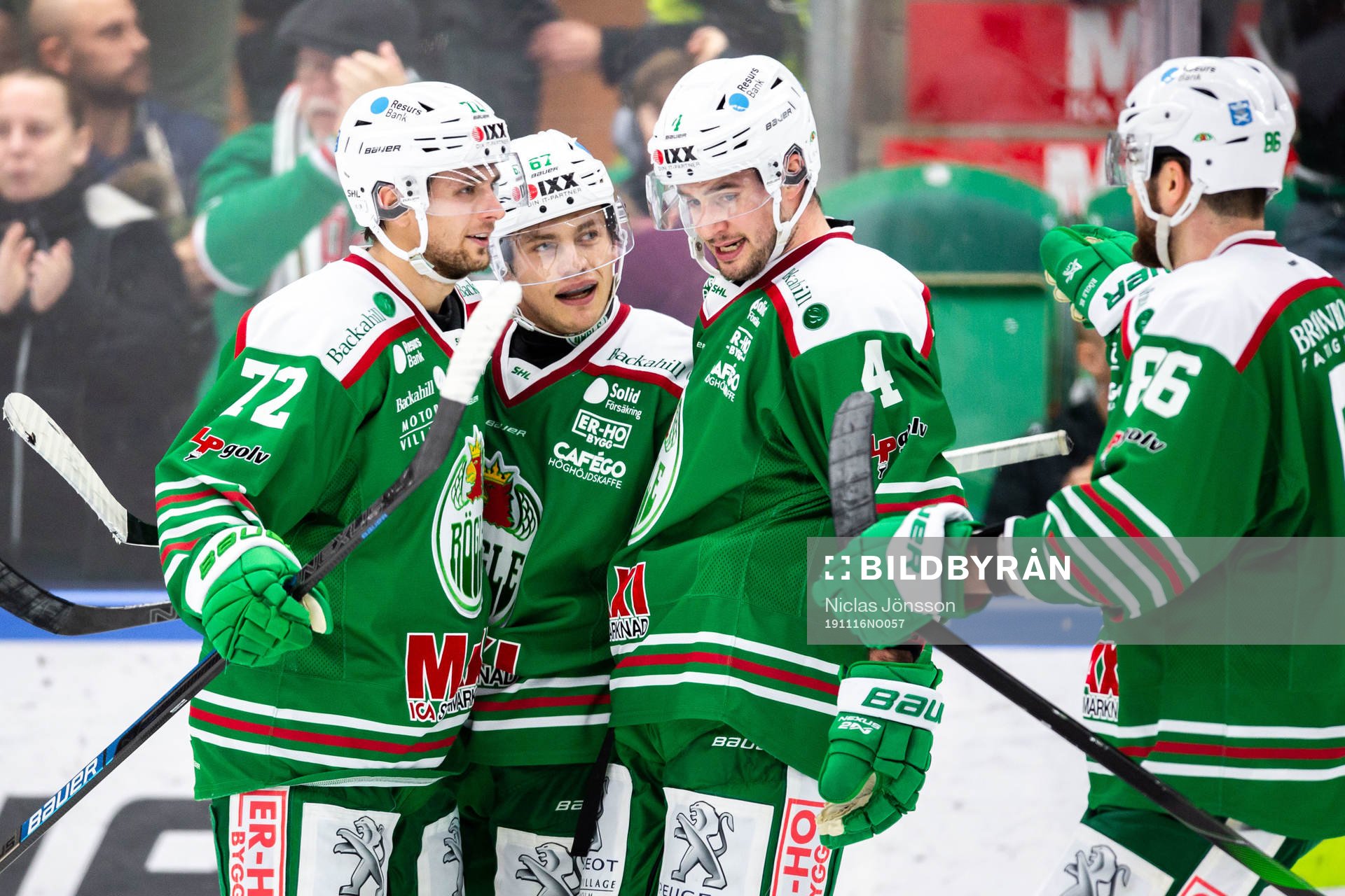 Rögles Leon Bristedt jublar med lagkamrater