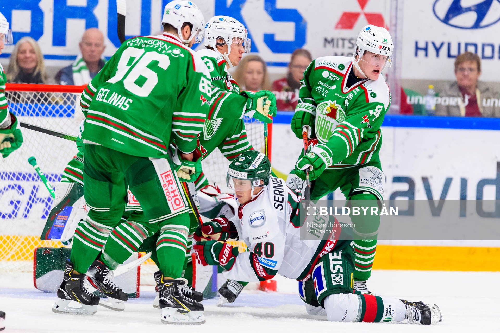 Rögles Niklas Hansson och Adam Edström håller bort