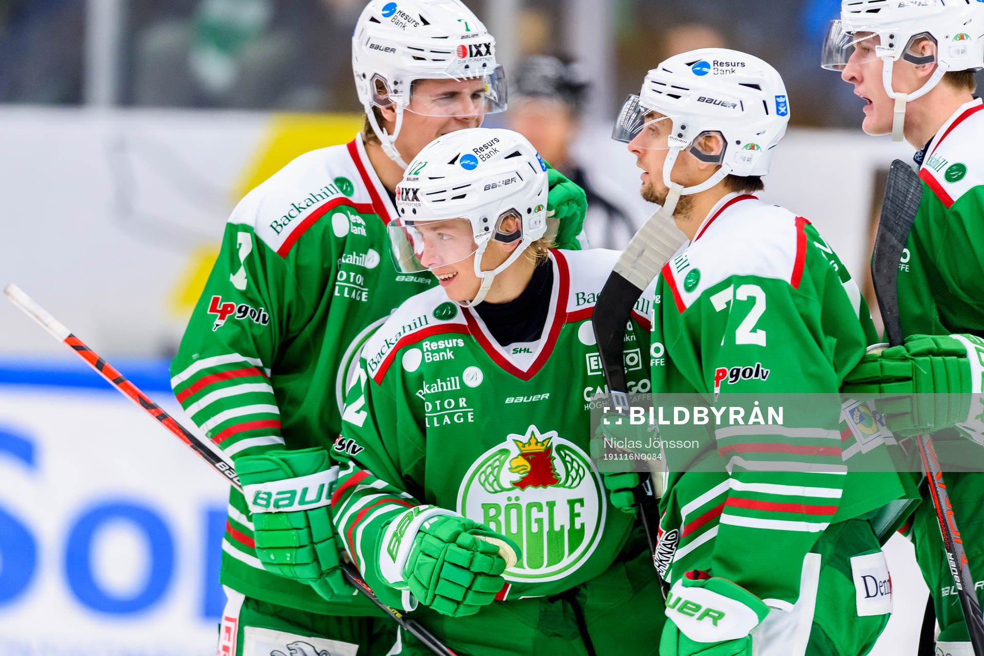 Rögles Samuel Jonsson jublar tillsamman med lagkamrater
