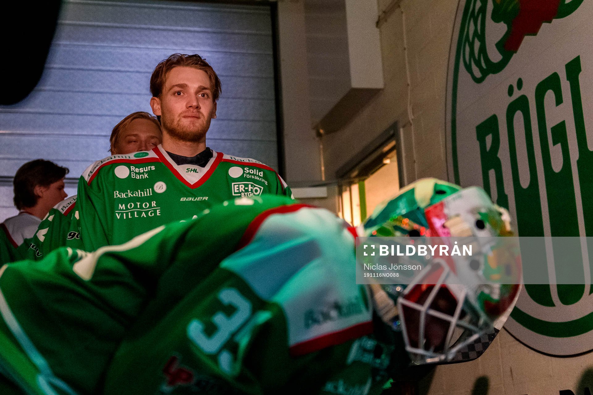 Rögles Simon Ryfors  innan ishockeymatchen i SHL mellan