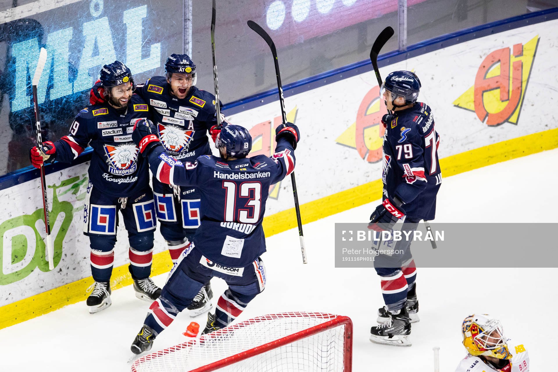 Linköpings Joe Whitney jublar med lagkamrater