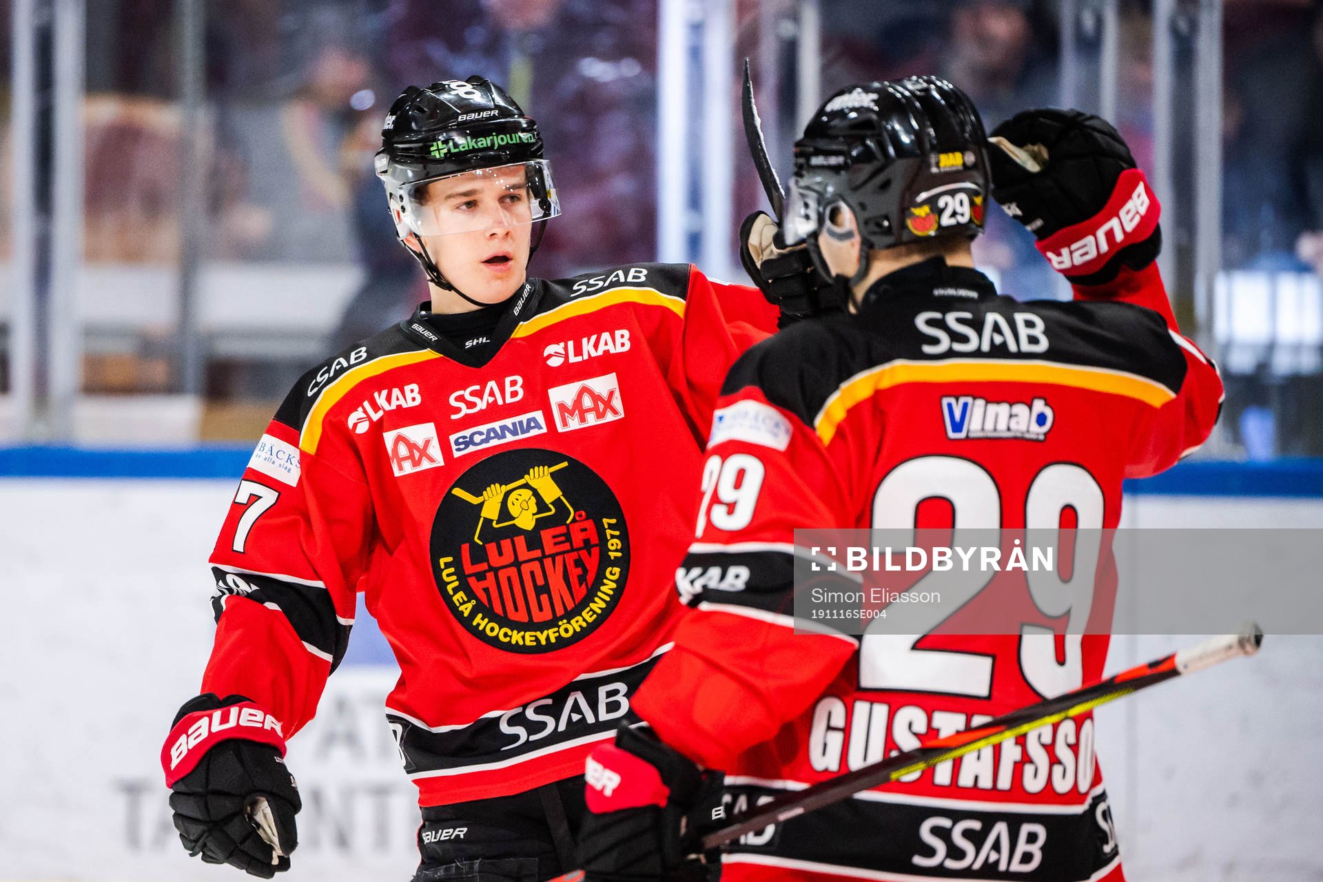 Luleås Isac Brännström och Erik Gustafsson jublar