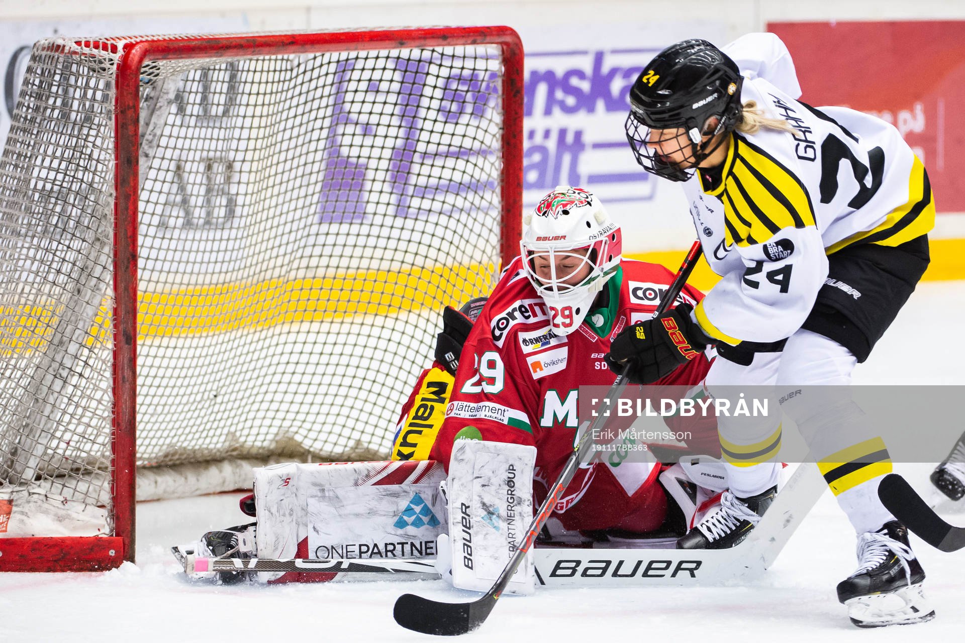 Modos målvakt Klara Peslarova och Brynäs Erika Grahm