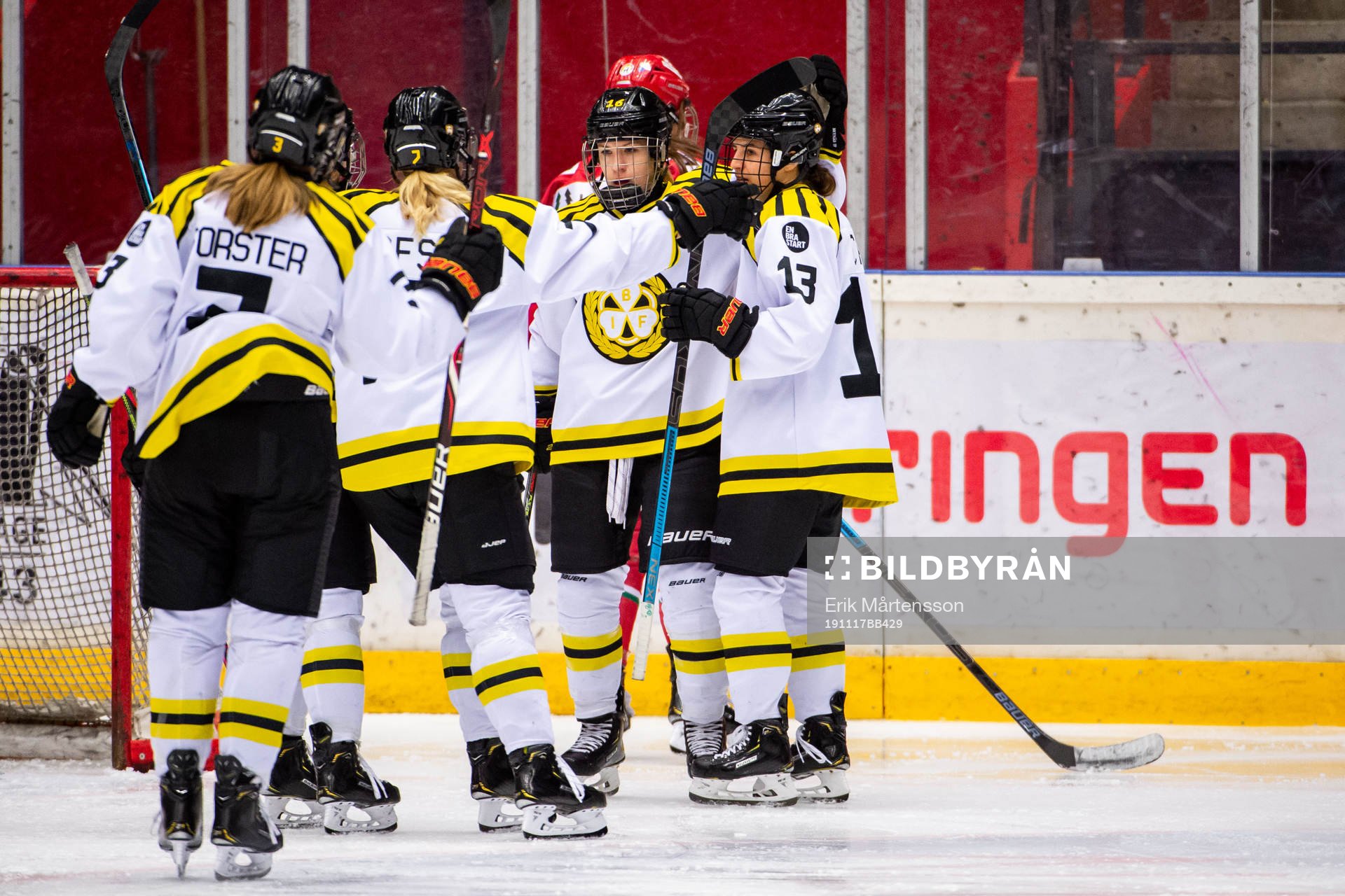 Brynäs Lara Stalder och Michela Cava jublar