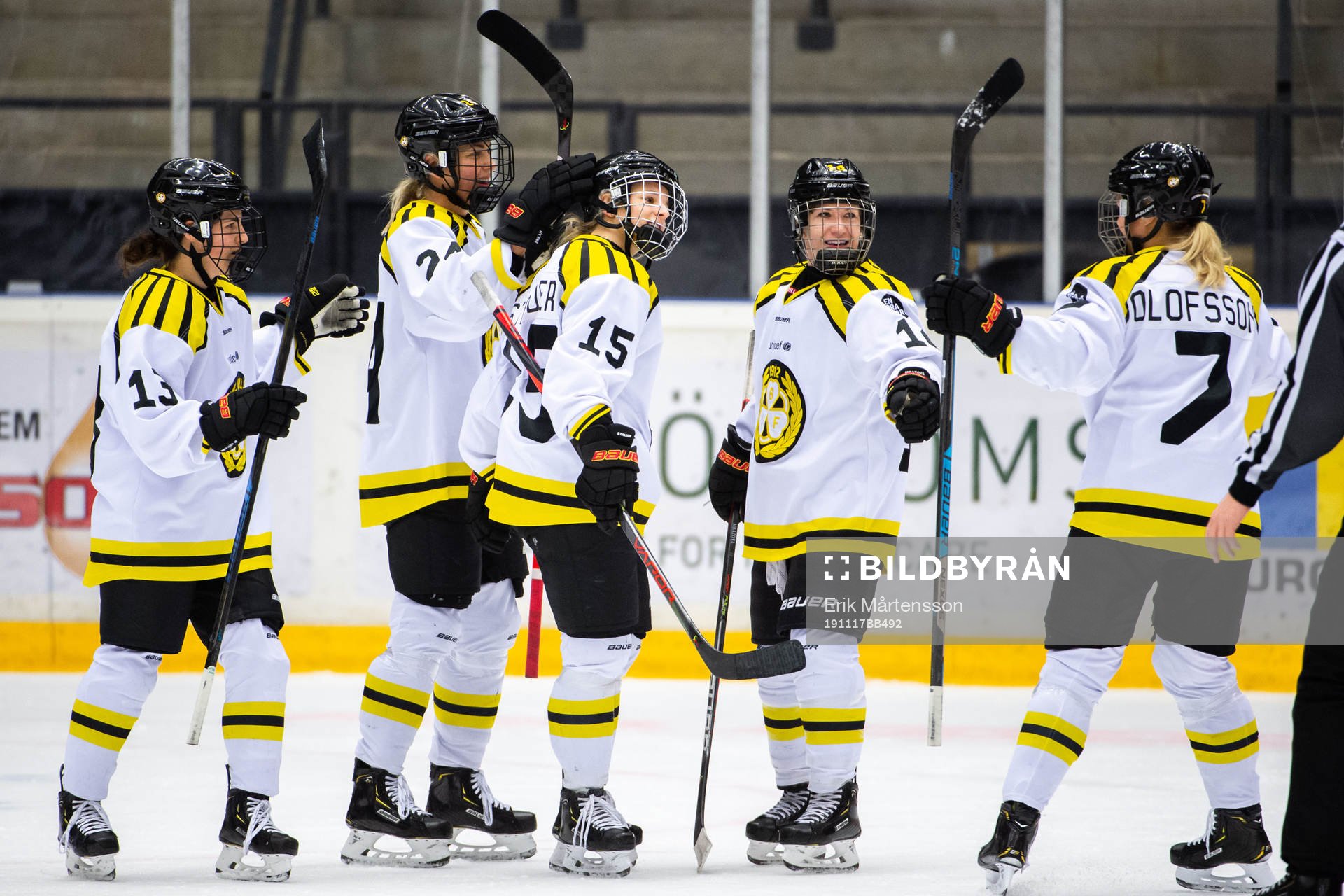 Brynäs Lara Stalder jublar med lagkamrater