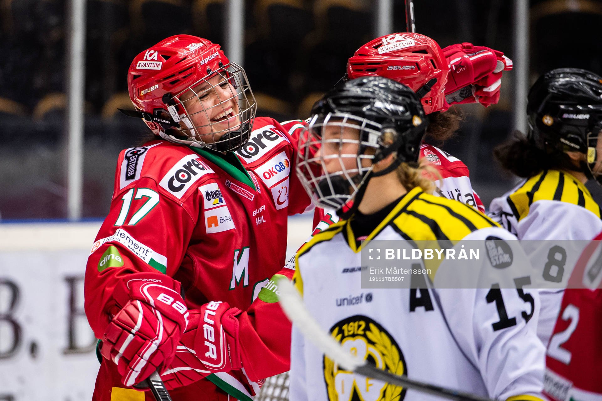 Modos Erica Rieder jublar med lagkamrater