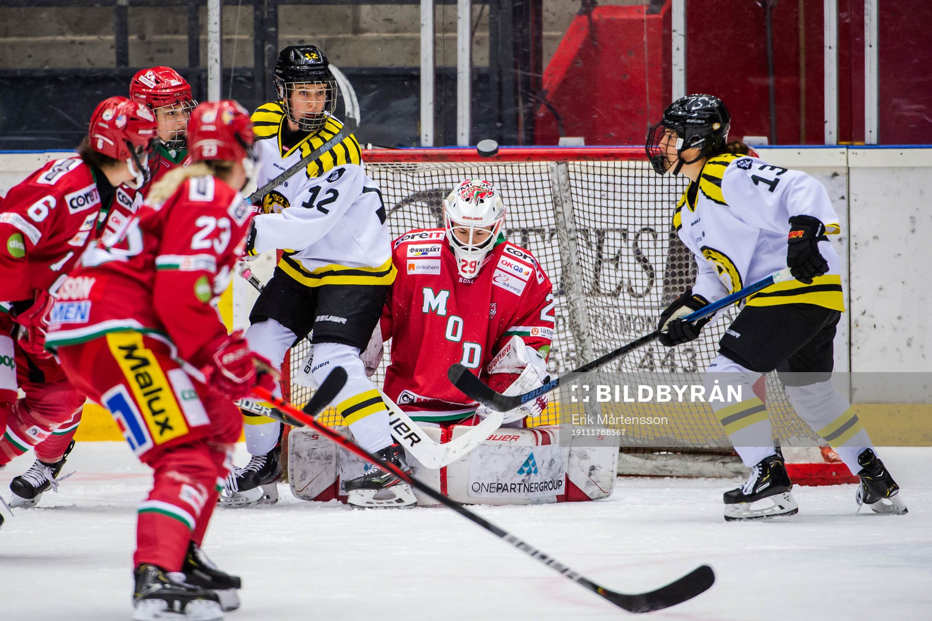 Brynäs Fanny Brolin och Michela Cava mot Modos målvakt