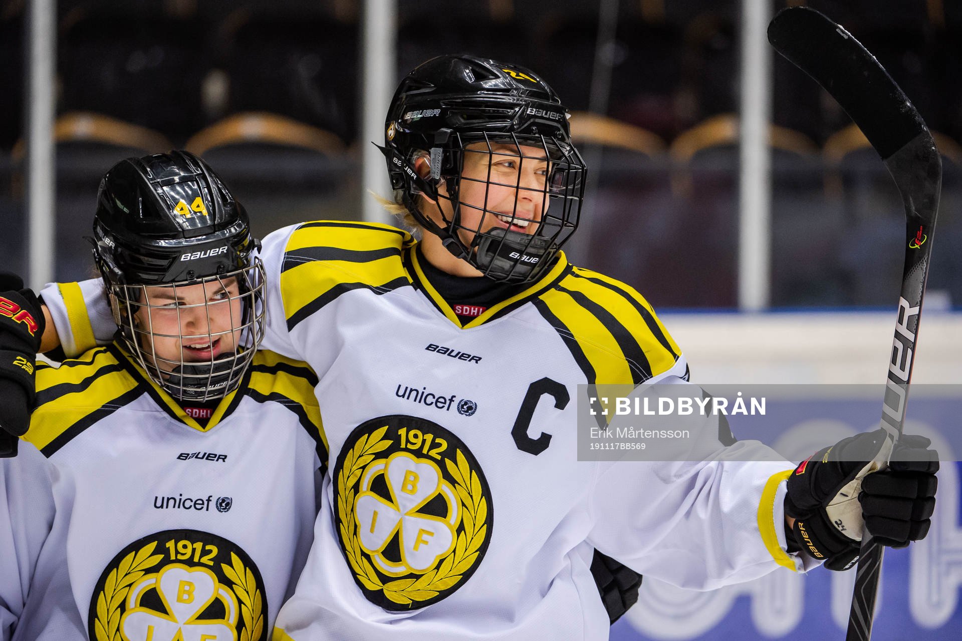 Brynäs Emma Murén och Erika Grahm jublar