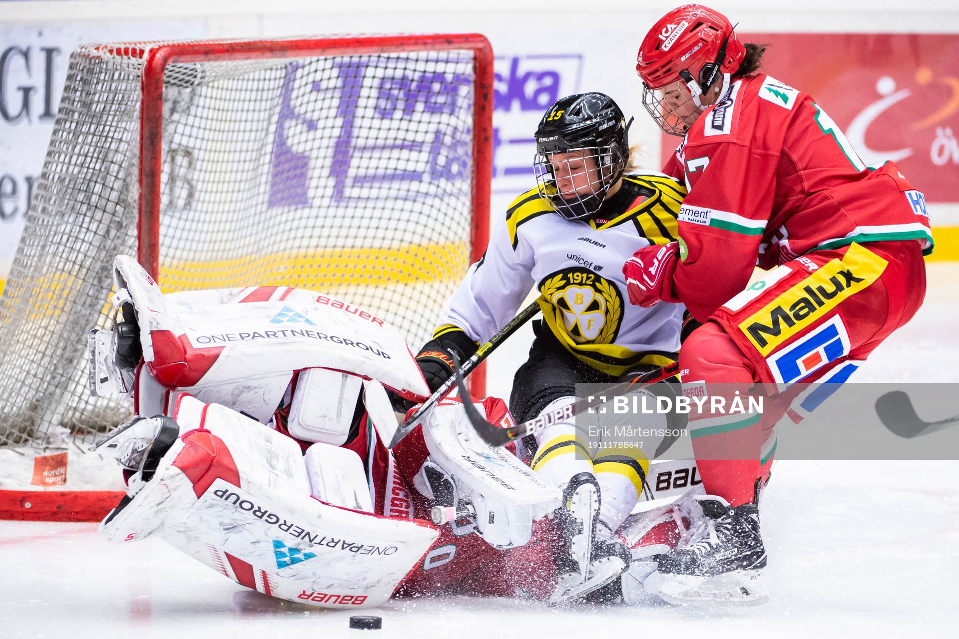 Modos målvakt Klara Peslarova, Brynäs Lara Stalder och