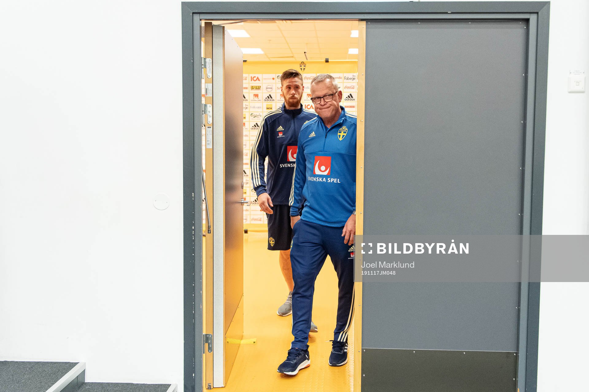 Pontus Jansson and head coach Janne Andersson of the