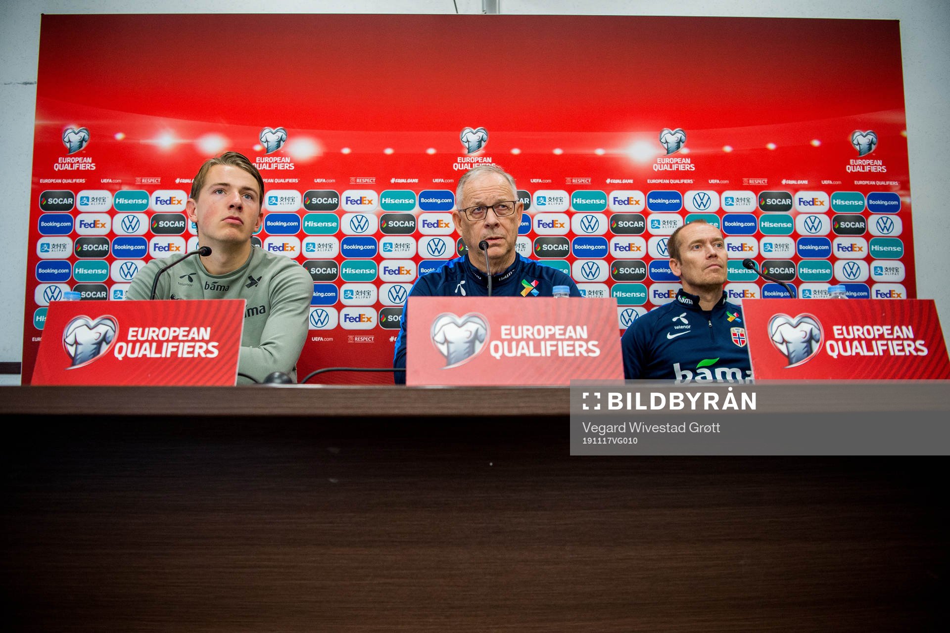 Sander Berge, Lars Lagerbäck, head coach of Norway, and