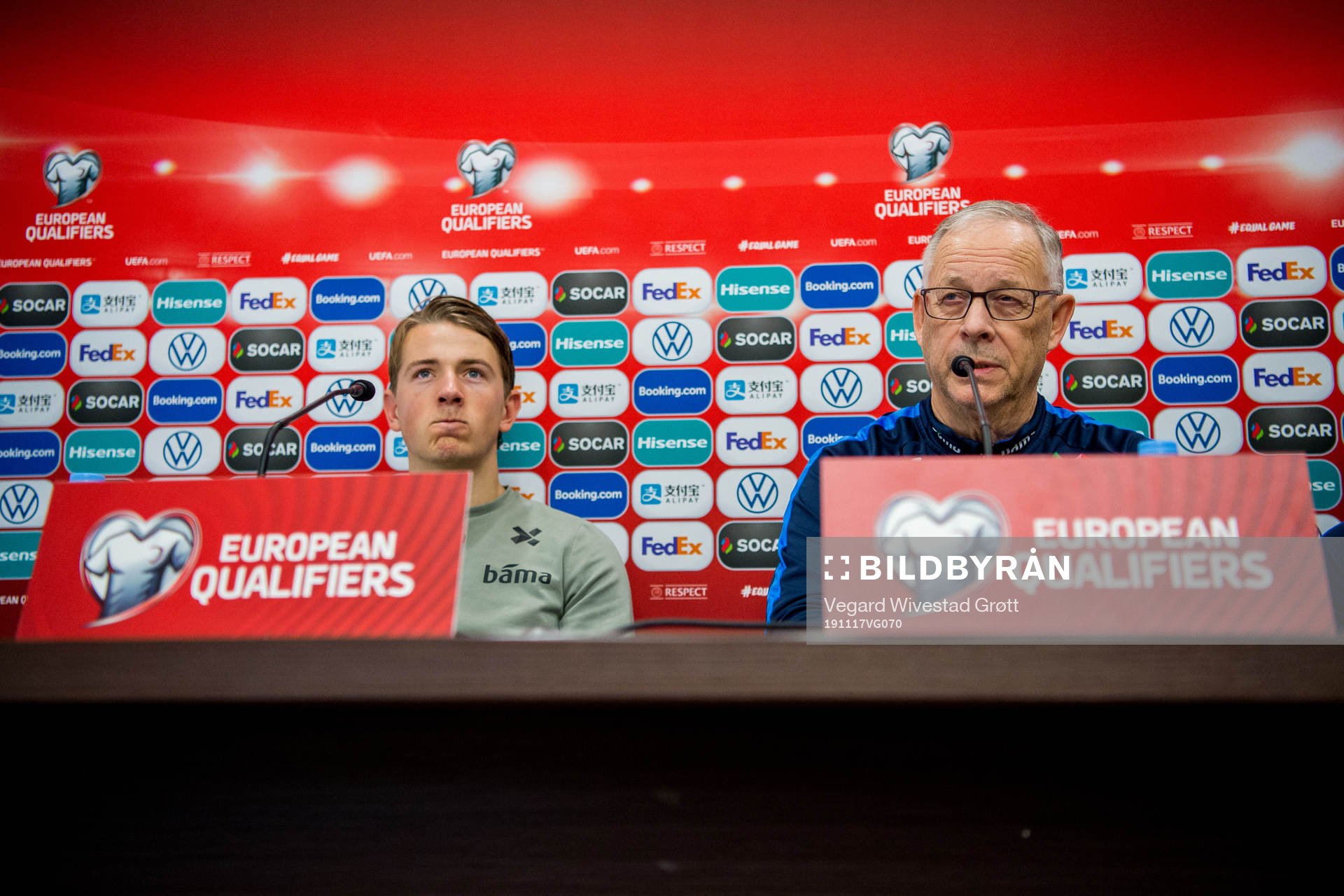 Sander Berge and Lars Lagerbäck, head coach of Norway