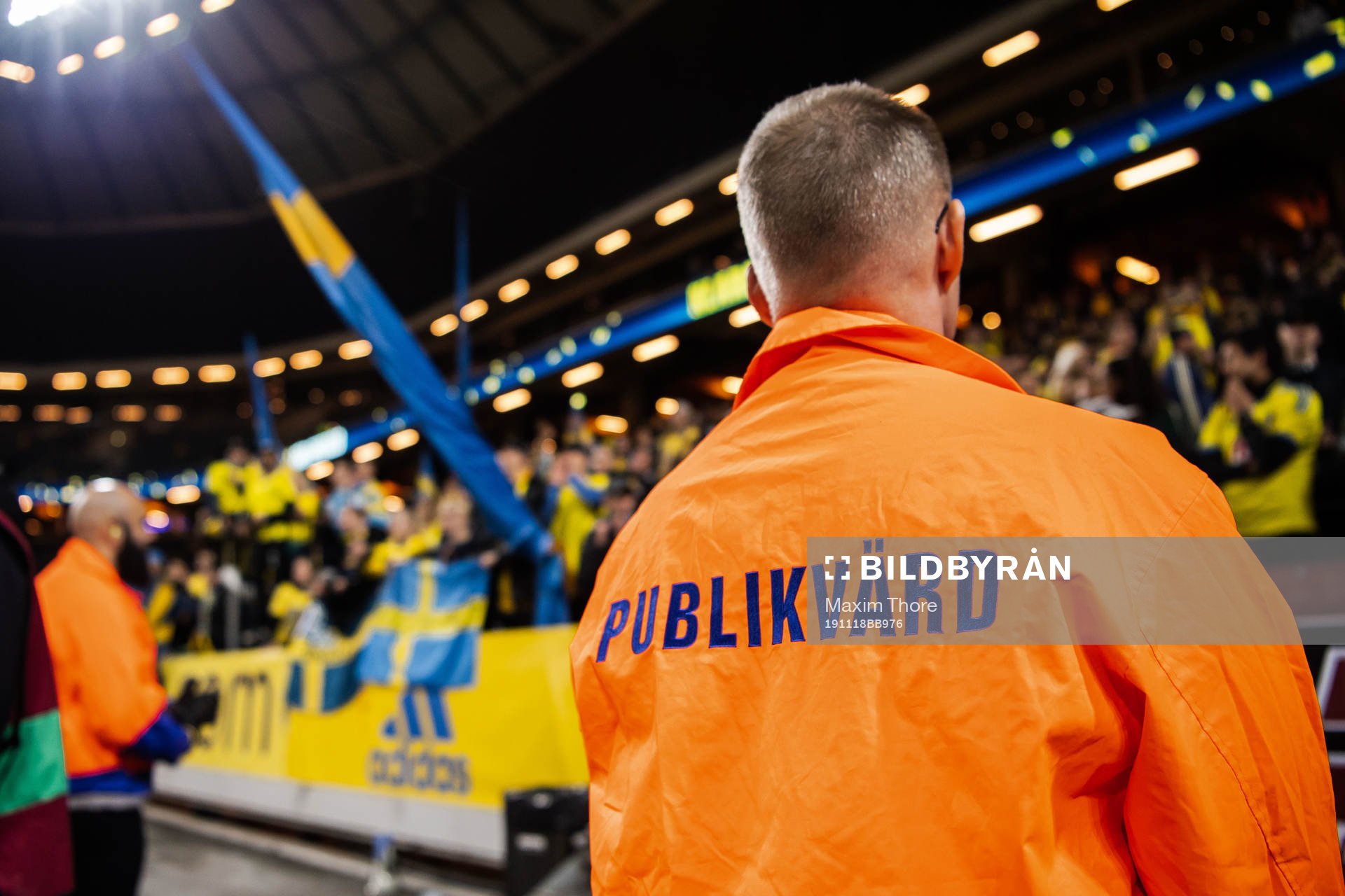 A stuart in front of supporters of Sweden