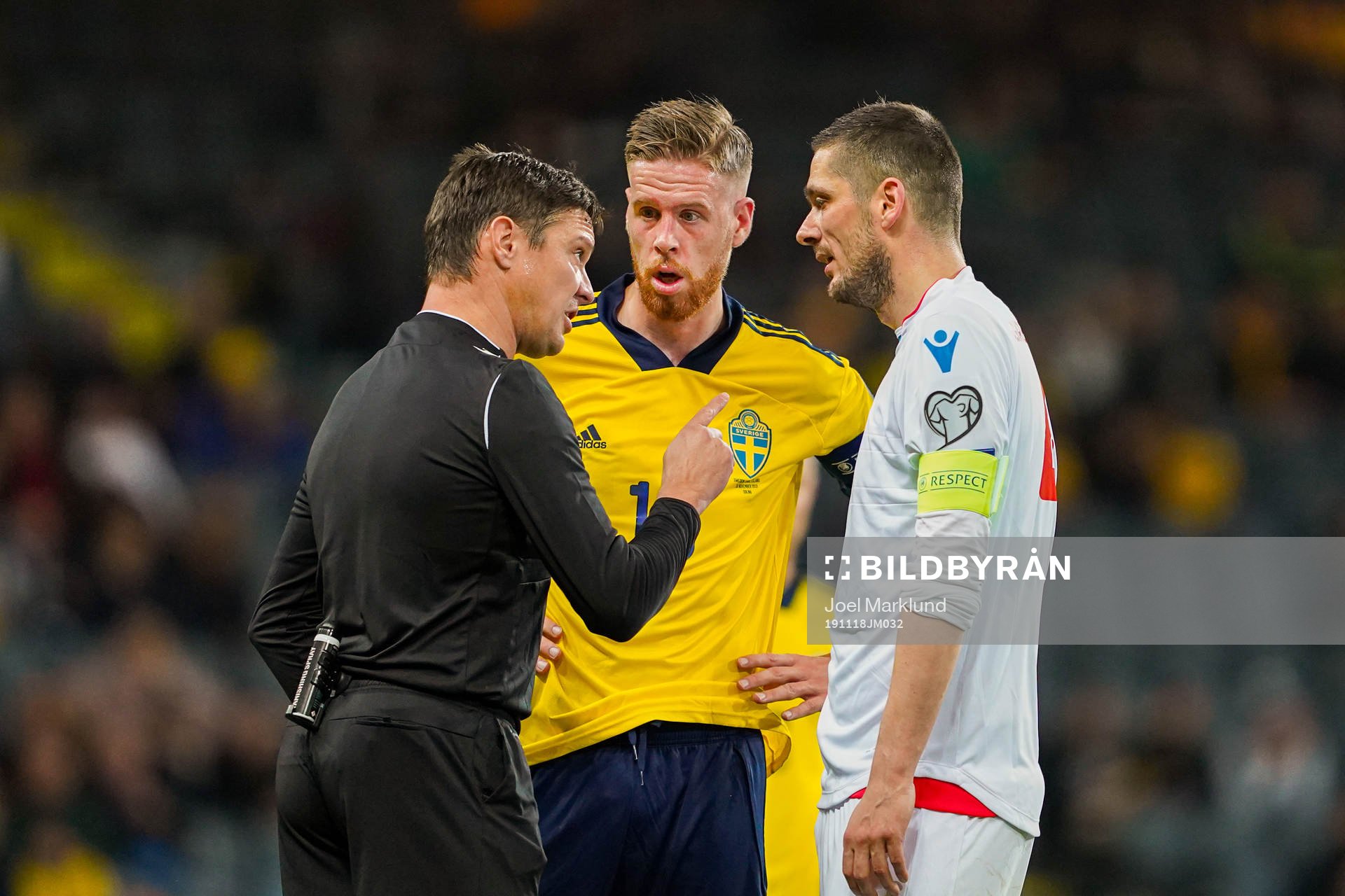 Referee Matej Jug talk with Pontus Jansson and Atli
