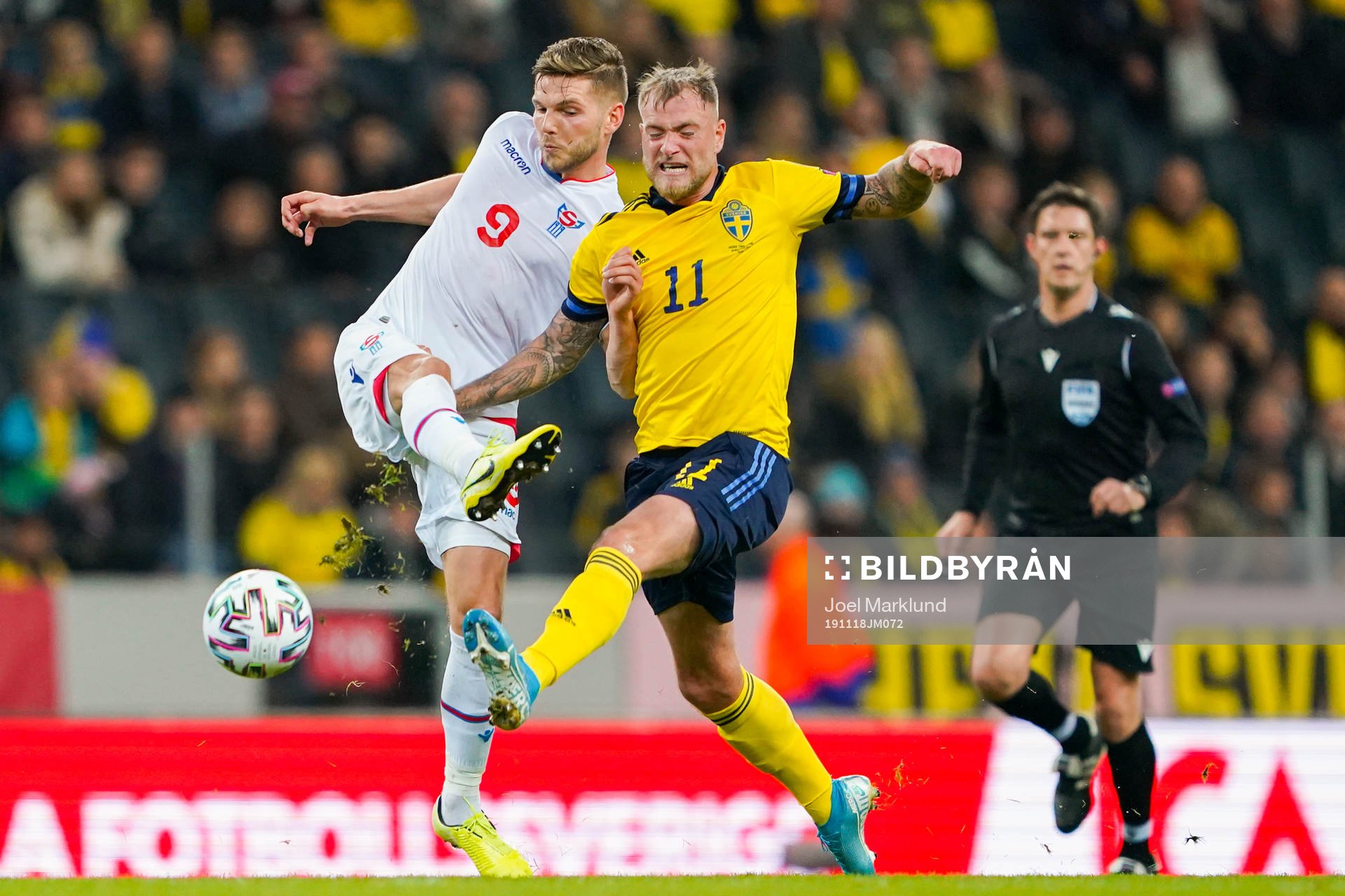 Gilli Rólantsson of Faroe Islands and John Guidetti of