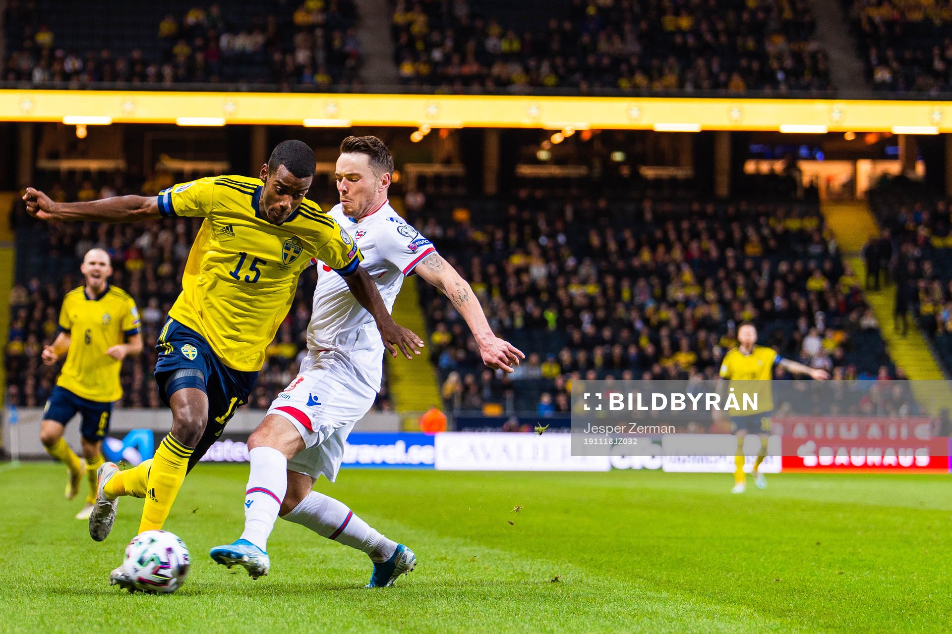 Alexander Isak of Sweden and Viljormur Davidsen of Faroe
