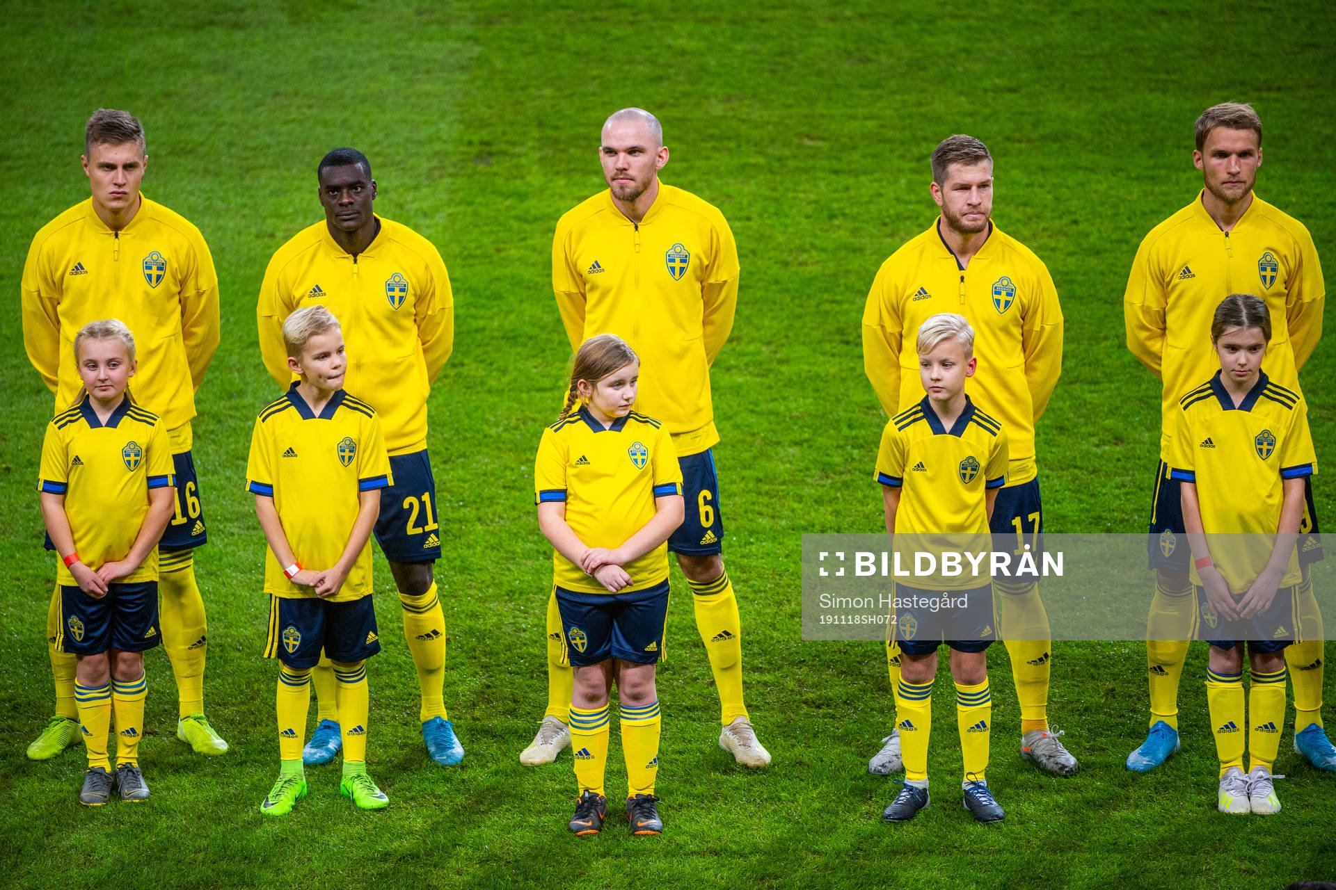 Mascots infront of Mattias Svanberg , Ken Sema , Marcus