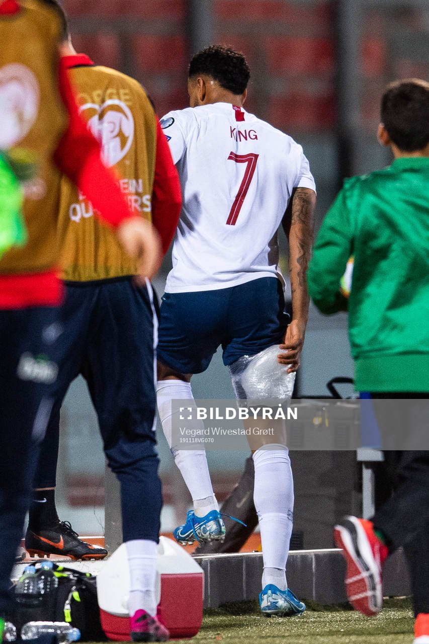 Joshua King of Norway leaves the arena with an injury