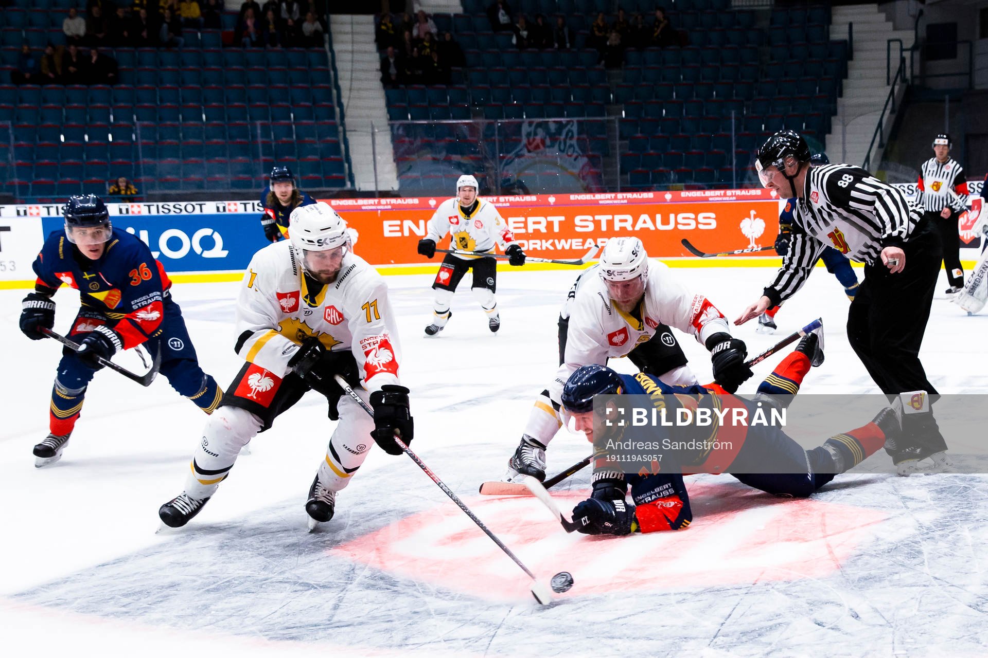 Tom Pyatt of Skellefteå steals the puck in front of Tom